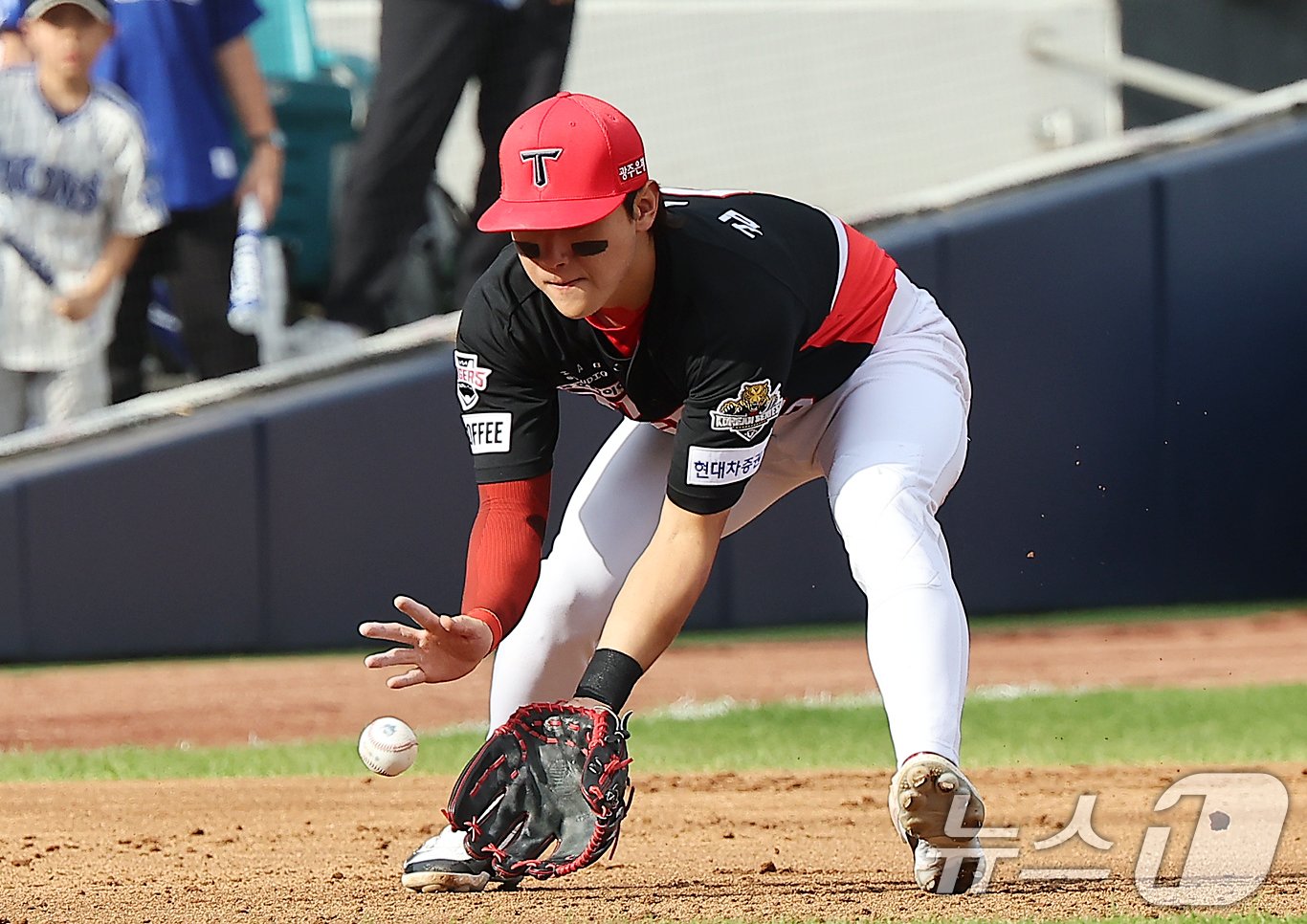 26일 오후 대구 삼성라이온즈파크에서 열린 프로야구 &#39;2024 신한 SOL 뱅크 KBO 포스트시즌&#39; 한국시리즈 4차전 KIA 타이거즈와 삼성 라이온즈의 경기, KIA 김도영이 2회말 1사 삼성 박병호의 3루수 앞 땅볼을 잡아내고 있다. 2024.10.26/뉴스1 ⓒ News1 김진환 기자