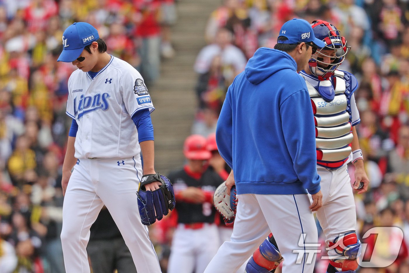 26일 오후 대구 삼성라이온즈파크에서 열린 프로야구 &#39;2024 신한 SOL 뱅크 KBO 포스트시즌&#39; 한국시리즈 4차전 KIA 타이거즈와 삼성 라이온즈의 경기 3회초 KIA 공격 무사 1, 2루 상황이 발생하자 코칭스테프가 마운드에 방문하고 있다. 2024.10.26/뉴스1 ⓒ News1 장수영 기자