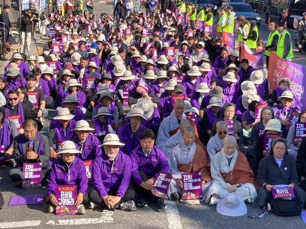 "마음이 힘들어서 차마 볼 수 없다"…이태원참사 현장 찾은 유가족