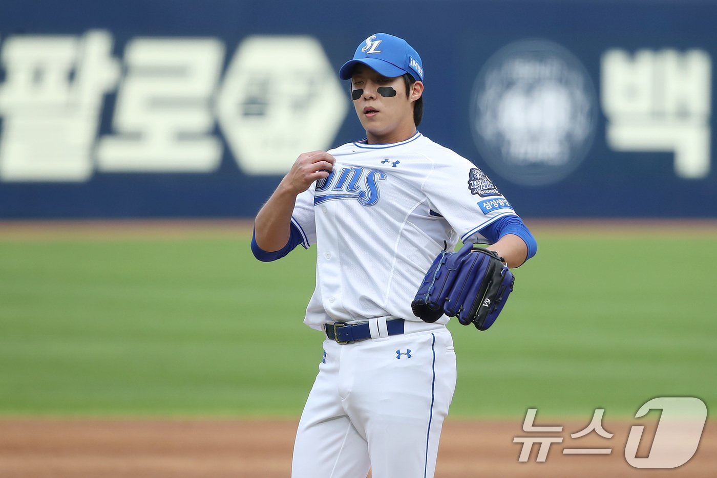 본문 이미지 - 26일 오후 대구 삼성라이온즈파크에서 열린 프로야구 '2024 신한 SOL 뱅크 KBO 포스트시즌' 한국시리즈 4차전 KIA 타이거즈와 삼성 라이온즈의 경기, 3회초 KIA 공격 무사 1루 상황 3번타자 김도영에게 볼넷을 허용한 뒤 숨을 고르고 있다. 2024.10.26/뉴스1 ⓒ News1 공정식 기자