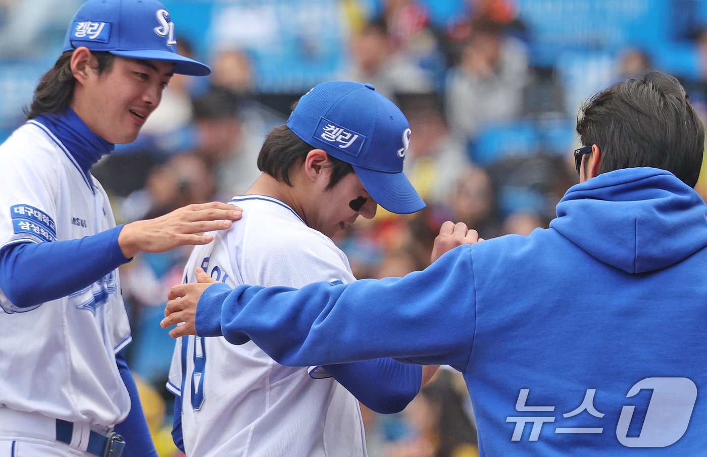 26일 오후 대구 삼성라이온즈파크에서 열린 프로야구 &#39;2024 신한 SOL 뱅크 KBO 포스트시즌&#39; 한국시리즈 4차전 KIA 타이거즈와 삼성 라이온즈의 경기 3회초 KIA 공격 1사 만루 상황에서 삼성 선발 원태인이 3실점, 책임주자 3명을 남긴 채 경기를 마치고 있다. 2024.10.26/뉴스1 ⓒ News1 장수영 기자