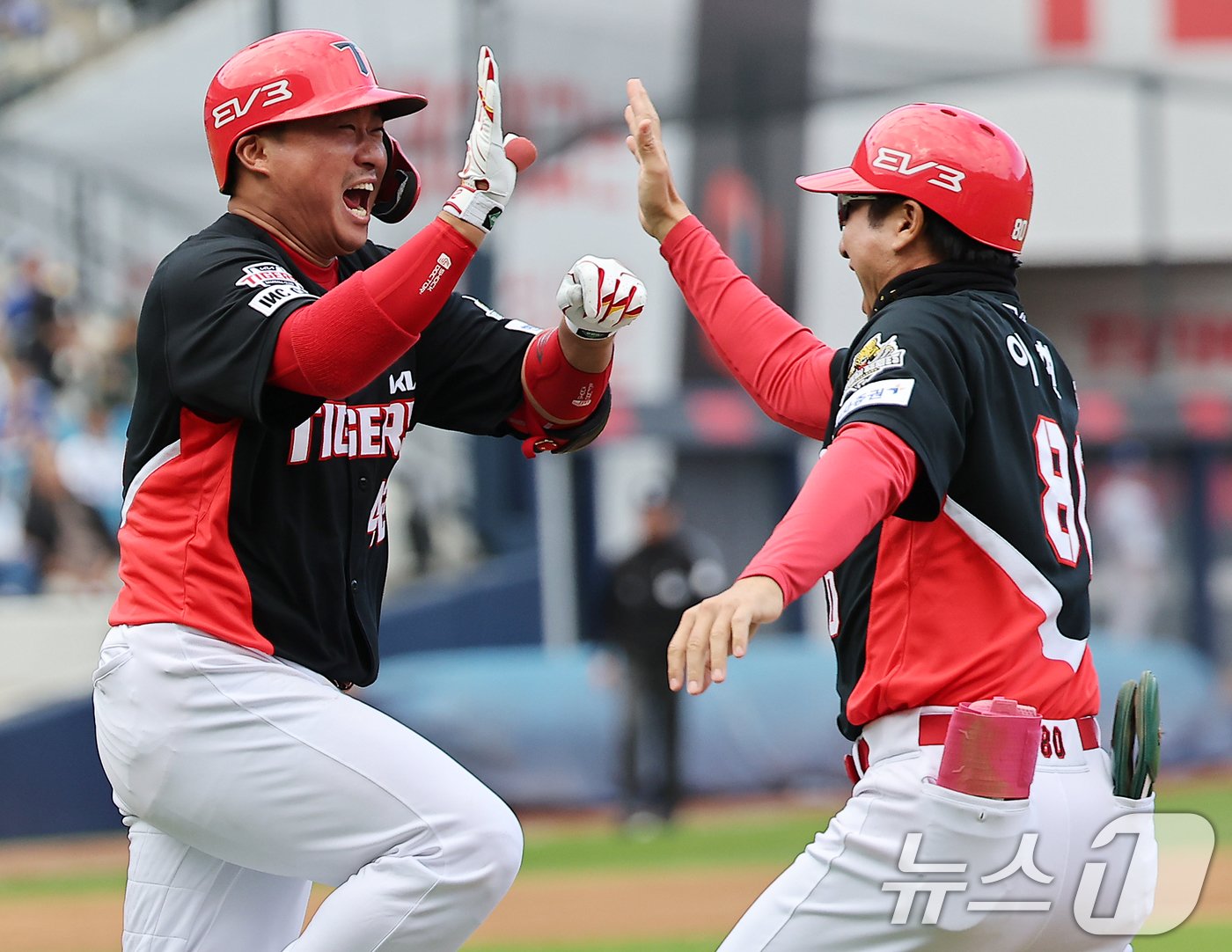 26일 오후 대구 삼성라이온즈파크에서 열린 프로야구 &#39;2024 신한 SOL 뱅크 KBO 포스트시즌&#39; 한국시리즈 4차전 KIA 타이거즈와 삼성 라이온즈의 경기, KIA 김태군이 3회초 2사 만루 상황 만루홈런을 친 뒤 이현곤 코치와 하이파이브를 하고 있다. 2024.10.26/뉴스1 ⓒ News1 김진환 기자