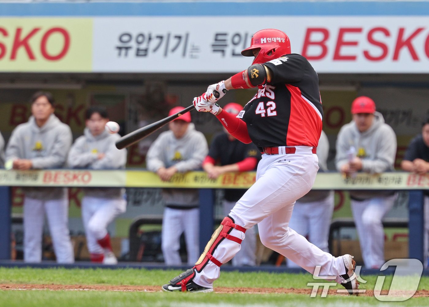 26일 오후 대구 삼성라이온즈파크에서 열린 프로야구 &#39;2024 신한 SOL 뱅크 KBO 포스트시즌&#39; 한국시리즈 4차전 KIA 타이거즈와 삼성 라이온즈의 경기 3회초 KIA 공격 2사 만루 상황에서 김태군이 만루 홈런을 치고 있다. 2024.10.26/뉴스1 ⓒ News1 장수영 기자