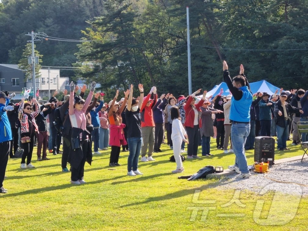 본문 이미지 - 완연한 가을 날씨를 보인 26일 강원 강릉시 홍제동 일대서 열린 걷기대회 참가자들이 출발 전 몸풀기를 하고 있다.(강릉시 제공) 2024.10.26/뉴스1
