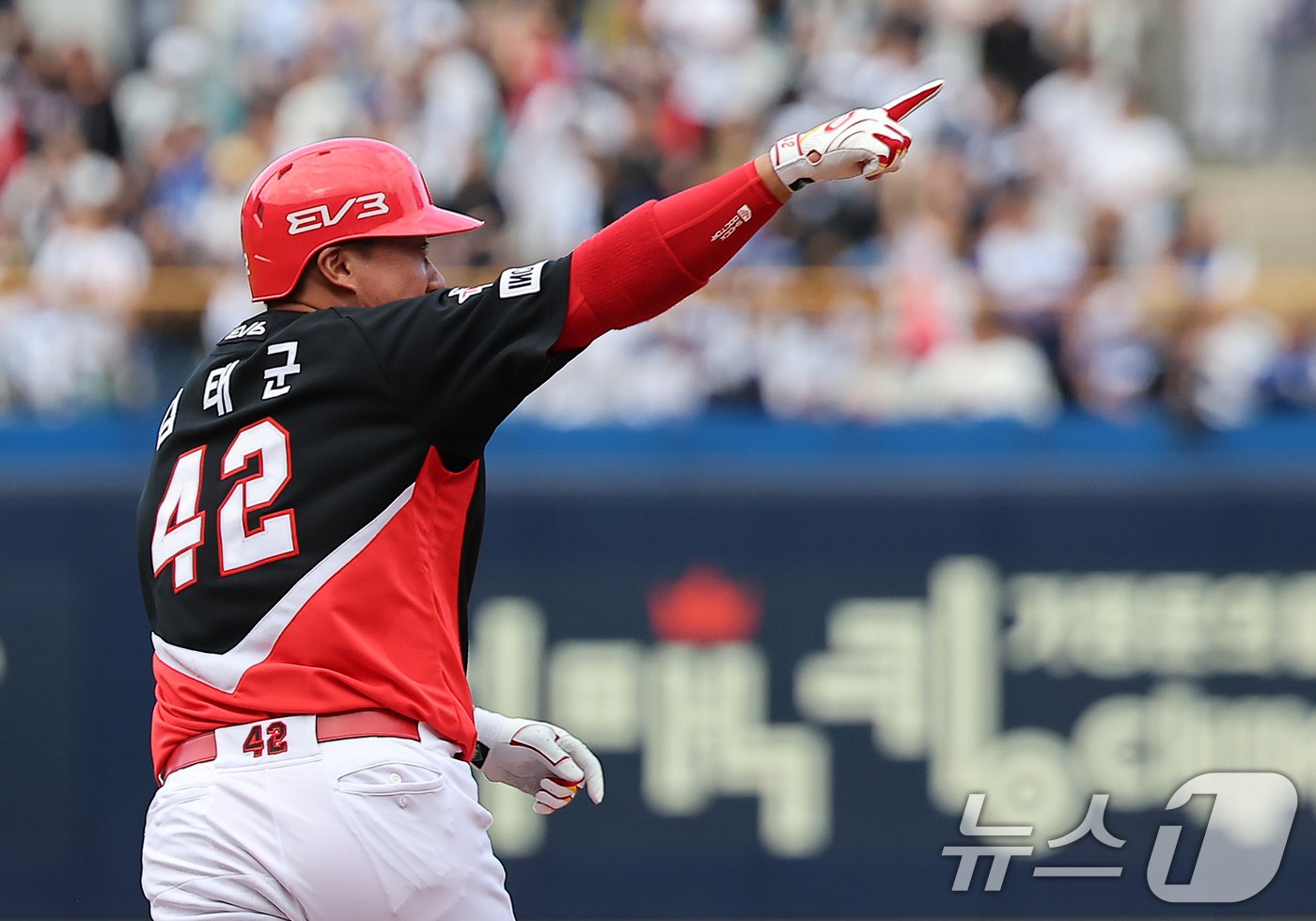 26일 오후 대구 삼성라이온즈파크에서 열린 프로야구 &#39;2024 신한 SOL 뱅크 KBO 포스트시즌&#39; 한국시리즈 4차전 KIA 타이거즈와 삼성 라이온즈의 경기, KIA 김태군이 3회초 2사 만루 상황 만루홈런을 친 뒤 환호하고 있다. 2024.10.26/뉴스1 ⓒ News1 김진환 기자