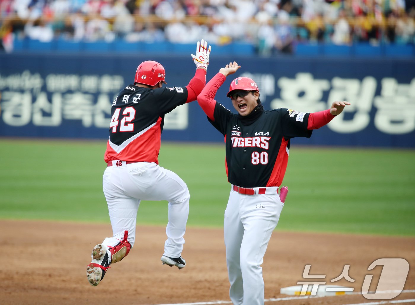 26일 오후 대구 삼성라이온즈파크에서 열린 프로야구 &#39;2024 신한 SOL 뱅크 KBO 포스트시즌&#39; 한국시리즈 4차전 KIA 타이거즈와 삼성 라이온즈의 경기, KIA 9번타자로 나온 김태군이 3회초 2사 만루 상황 교체된 삼성 투수 송은범을 상대로 좌월 만루홈런을 친 뒤 1루에서 이현곤 코치와 하이파이브하며 기뻐하고 있다. 2024.10.26/뉴스1 ⓒ News1 공정식 기자