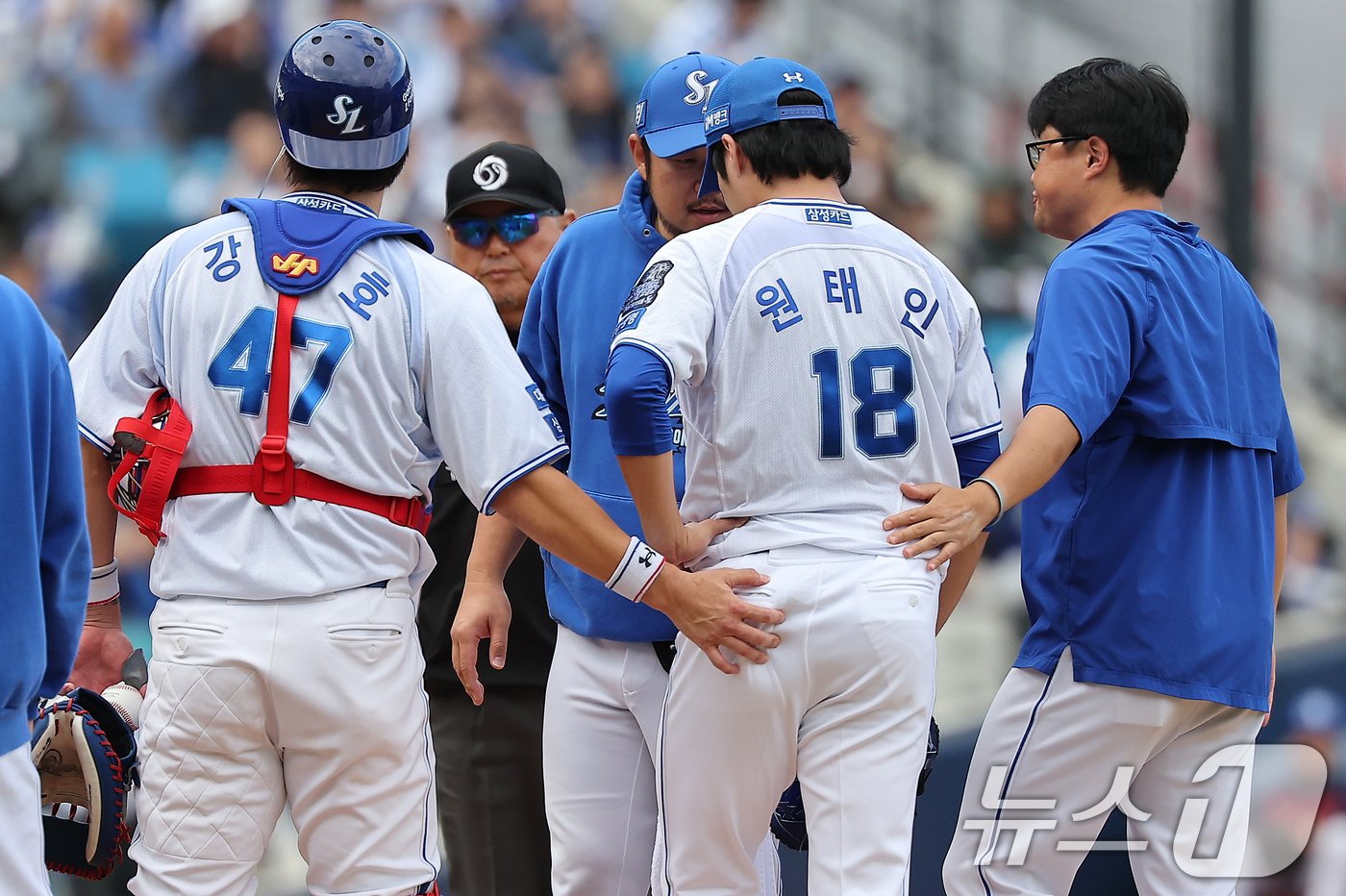 26일 오후 대구 삼성라이온즈파크에서 열린 프로야구 &#39;2024 신한 SOL 뱅크 KBO 포스트시즌&#39; 한국시리즈 4차전 KIA 타이거즈와 삼성 라이온즈의 경기, 강민호가 삼성 투수 원태인을 다독이고 있다. 2024.10.26/뉴스1 ⓒ News1 김진환 기자