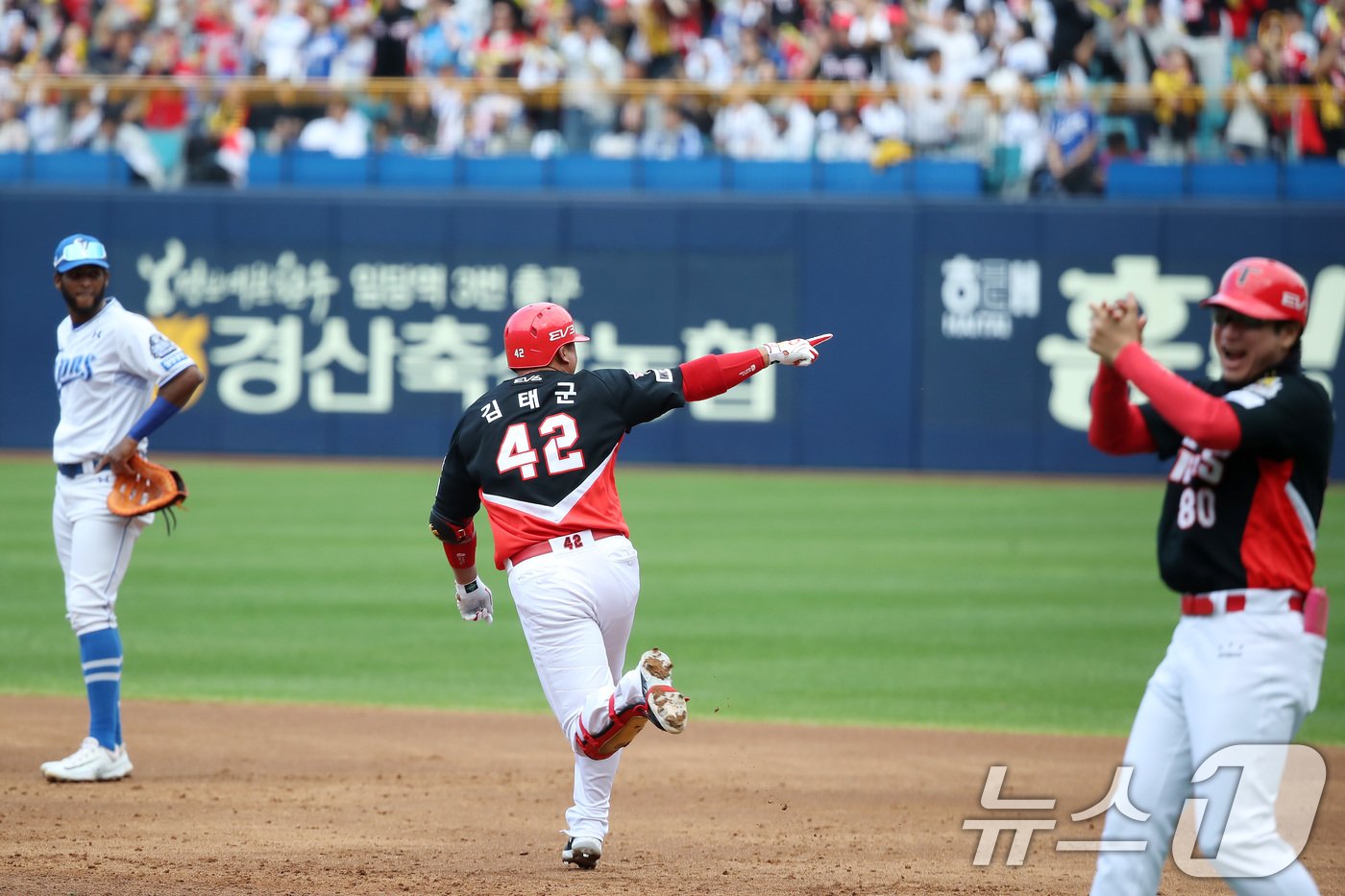 본문 이미지 - 26일 오후 대구 삼성라이온즈파크에서 열린 프로야구 '2024 신한 SOL 뱅크 KBO 포스트시즌' 한국시리즈 4차전 KIA 타이거즈와 삼성 라이온즈의 경기, KIA 9번타자로 나온 김태군이 3회초 2사 만루 상황 교체된 삼성 투수 송은범을 상대로 좌월 만루홈런을 친 뒤 베이스를 돌고 있다. 2024.10.26/뉴스1 ⓒ News1 공정식 기자