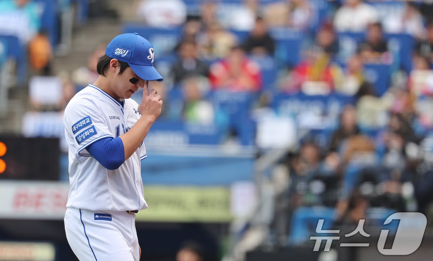 26일 오후 대구 삼성라이온즈파크에서 열린 프로야구 &#39;2024 신한 SOL 뱅크 KBO 포스트시즌&#39; 한국시리즈 4차전 KIA 타이거즈와 삼성 라이온즈의 경기 3회초 KIA 공격 2사 만루 상황에서 삼성 선발 원태인이 3실점, 책임주자 3명을 남긴 채 강판되고 있다. 2024.10.26/뉴스1 ⓒ News1 장수영 기자