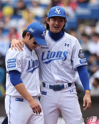 26일 오후 대구 삼성라이온즈파크에서 열린 프로야구 &#39;2024 신한 SOL 뱅크 KBO 포스트시즌&#39; 한국시리즈 4차전 KIA 타이거즈와 삼성 라이온즈의 경기 3회초 KIA 공격 2사 만루 상황에서 삼성 선발 원태인이 3실점, 책임주자 3명을 남긴 채 강판되고 있다. 2024.10.26/뉴스1 ⓒ News1 장수영 기자