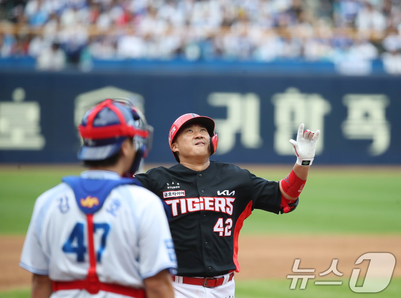 26일 오후 대구 삼성라이온즈파크에서 열린 프로야구 &#39;2024 신한 SOL 뱅크 KBO 포스트시즌&#39; 한국시리즈 4차전 KIA 타이거즈와 삼성 라이온즈의 경기, KIA 9번타자로 나온 김태군이 3회초 2사 만루 상황 교체된 삼성 투수 송은범을 상대로 좌월 만루홈런을 친 뒤 삼성 강민호 포수 앞을 지나 홈을 밟고 있다. 2024.10.26/뉴스1 ⓒ News1 공정식 기자