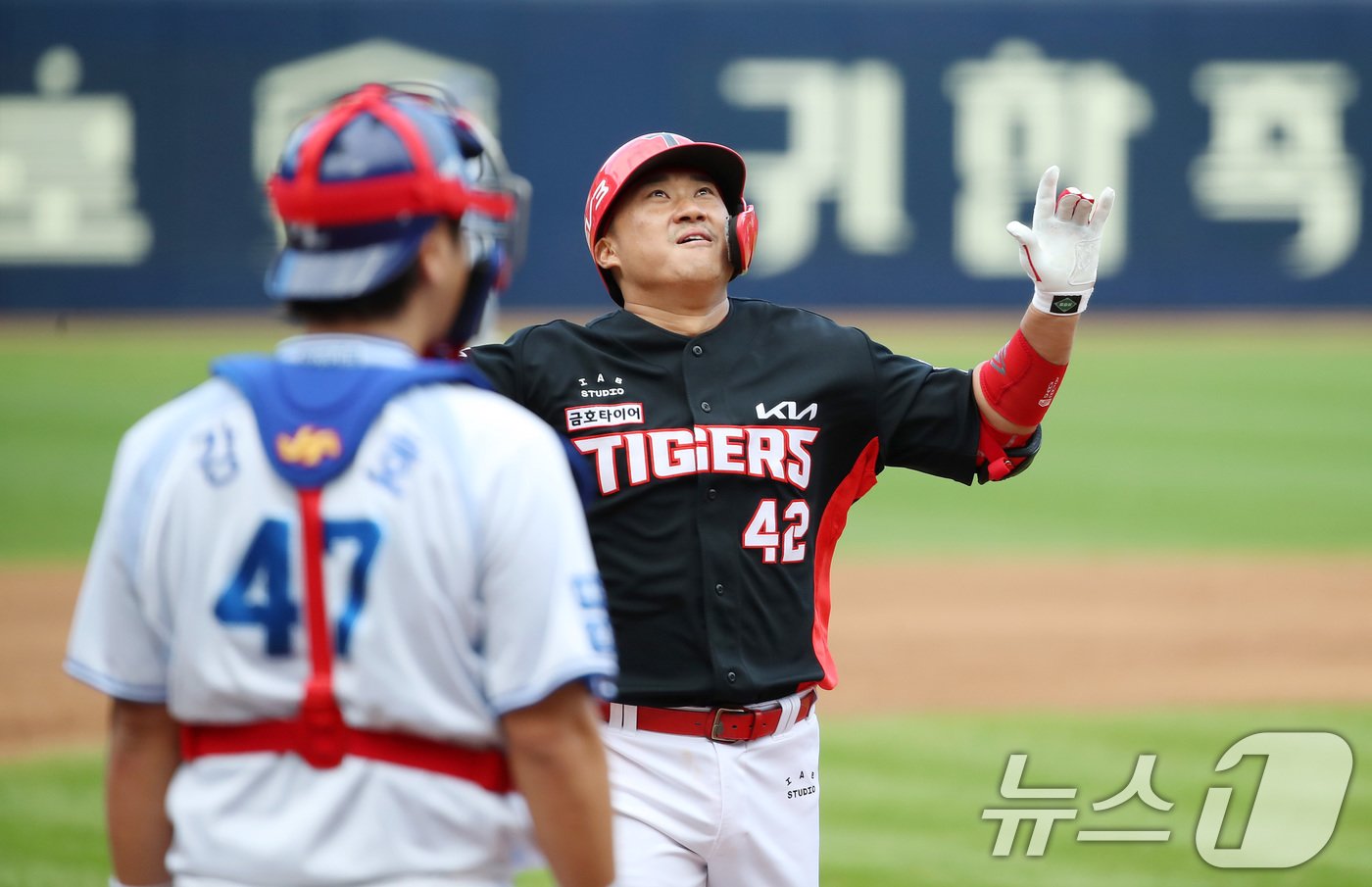 26일 오후 대구 삼성라이온즈파크에서 열린 프로야구 &#39;2024 신한 SOL 뱅크 KBO 포스트시즌&#39; 한국시리즈 4차전 KIA 타이거즈와 삼성 라이온즈의 경기, KIA 9번타자로 나온 김태군이 3회초 2사 만루 상황 교체된 삼성 투수 송은범을 상대로 좌월 만루홈런을 친 뒤 삼성 강민호 포수 앞을 지나 홈을 밟고 있다. 2024.10.26/뉴스1 ⓒ News1 공정식 기자