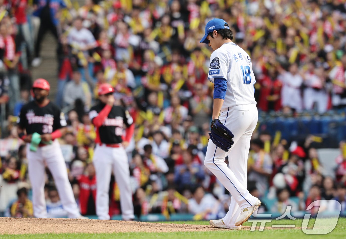 26일 오후 대구 삼성라이온즈파크에서 열린 프로야구 &#39;2024 신한 SOL 뱅크 KBO 포스트시즌&#39; 한국시리즈 4차전 KIA 타이거즈와 삼성 라이온즈의 경기 3회초 KIA 공격 무사 만루 상황에서 삼성 선발 원태인이 투구를 준비하고 있다. 2024.10.26/뉴스1 ⓒ News1 장수영 기자