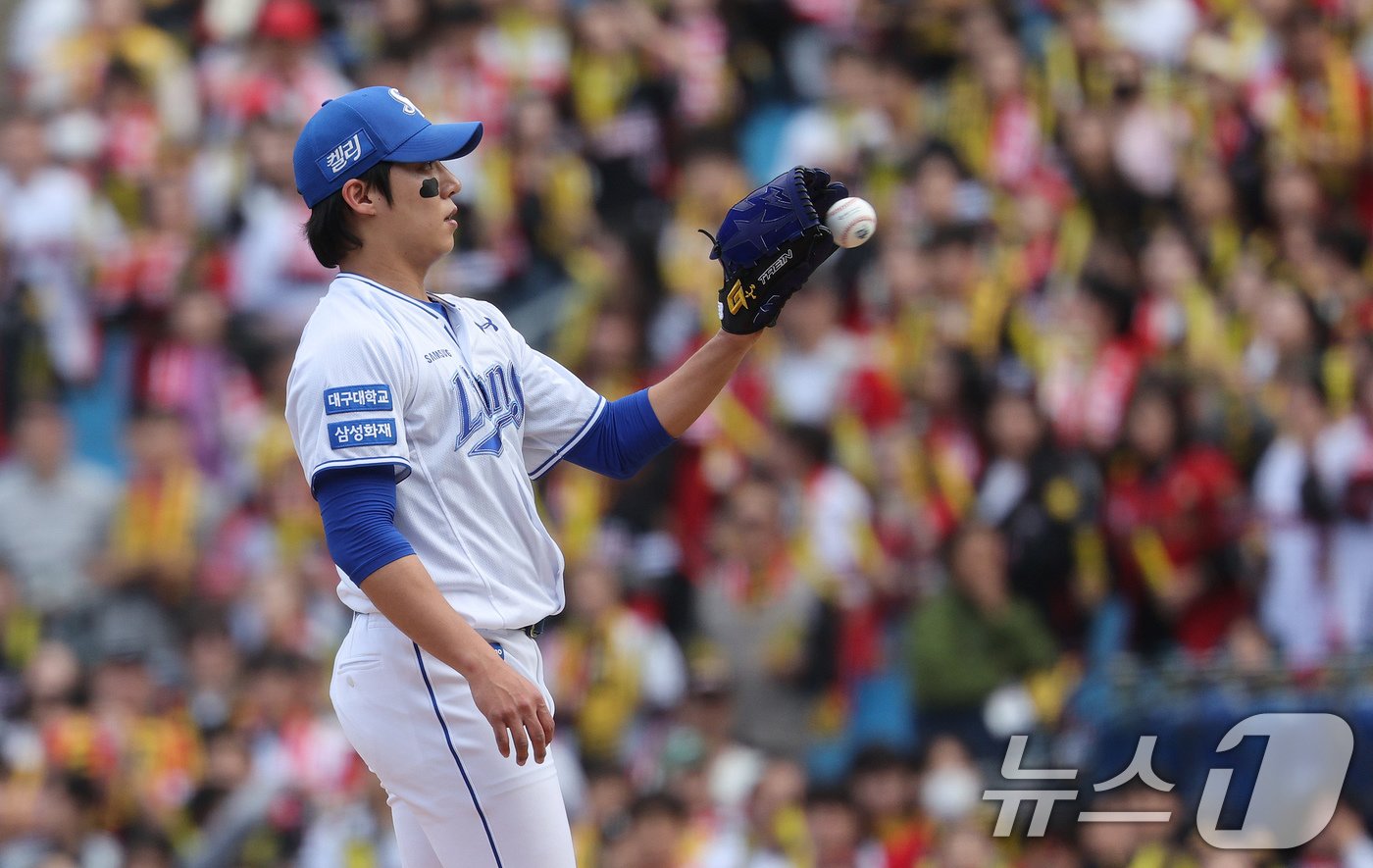 26일 오후 대구 삼성라이온즈파크에서 열린 프로야구 &#39;2024 신한 SOL 뱅크 KBO 포스트시즌&#39; 한국시리즈 4차전 KIA 타이거즈와 삼성 라이온즈의 경기 3회초 KIA 공격 무사 만루 상황에서 삼성 선발 원태인이 투구를 준비하고 있다. 2024.10.26/뉴스1 ⓒ News1 장수영 기자