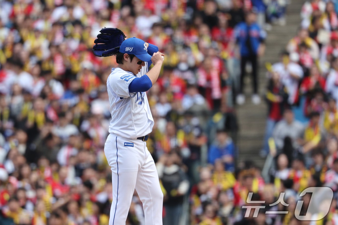 26일 오후 대구 삼성라이온즈파크에서 열린 프로야구 &#39;2024 신한 SOL 뱅크 KBO 포스트시즌&#39; 한국시리즈 4차전 KIA 타이거즈와 삼성 라이온즈의 경기 3회초 KIA 공격 무사 만루 상황에서 삼성 선발 원태인이 투구를 준비하고 있다. 2024.10.26/뉴스1 ⓒ News1 장수영 기자