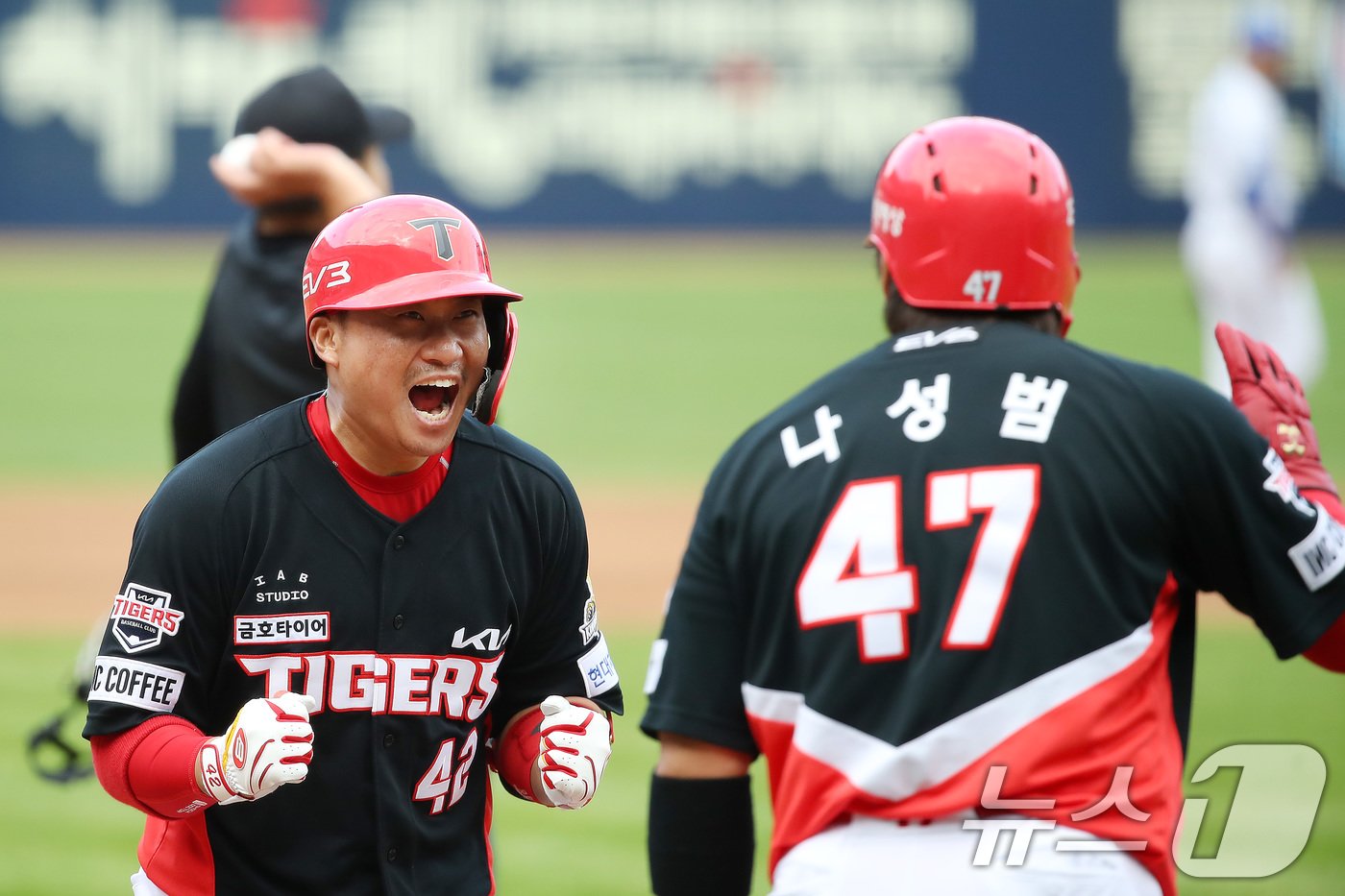 26일 오후 대구 삼성라이온즈파크에서 열린 프로야구 &#39;2024 신한 SOL 뱅크 KBO 포스트시즌&#39; 한국시리즈 4차전 KIA 타이거즈와 삼성 라이온즈의 경기, KIA 9번타자로 나온 김태군이 3회초 2사 만루 상황 교체된 삼성 투수 송은범을 상대로 좌월 만루홈런을 친 뒤 기뻐하고 있다. 2024.10.26/뉴스1 ⓒ News1 공정식 기자