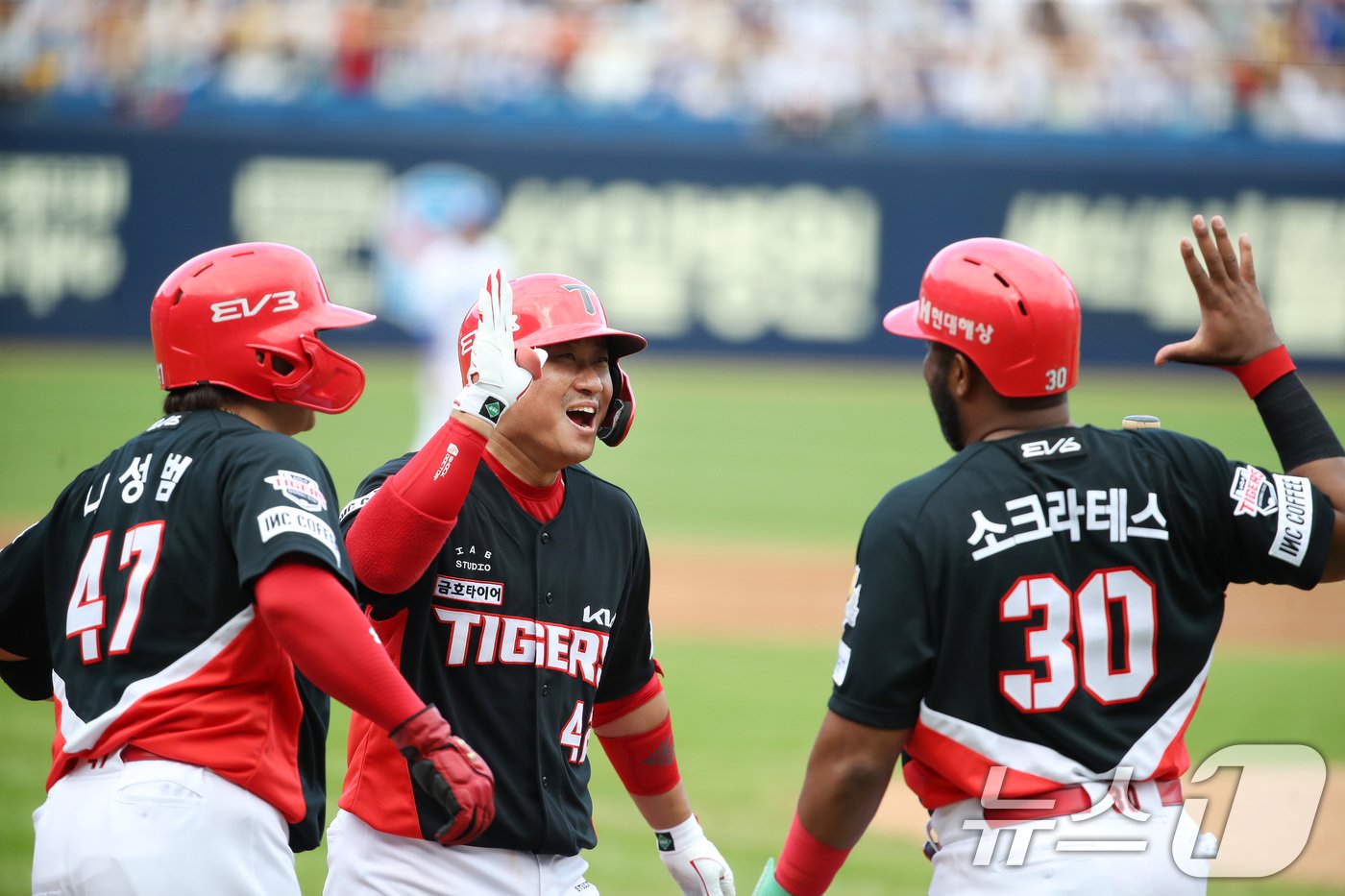 26일 오후 대구 삼성라이온즈파크에서 열린 프로야구 &#39;2024 신한 SOL 뱅크 KBO 포스트시즌&#39; 한국시리즈 4차전 KIA 타이거즈와 삼성 라이온즈의 경기, KIA 9번타자로 나온 김태군이 3회초 2사 만루 상황 교체된 삼성 투수 송은범을 상대로 좌월 만루홈런을 친 뒤 기뻐하고 있다. 2024.10.26/뉴스1 ⓒ News1 공정식 기자