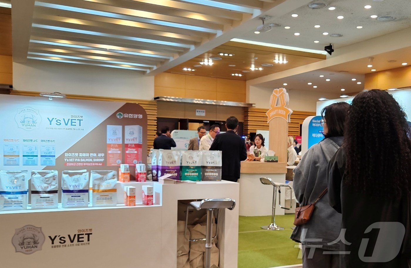 본문 이미지 - 유한양행은 25일 &#39;FAVA 2024&#39;가 열린 DCC대전컨벤션센터 전시장에 부스를 마련하고 국내외 수의사들을 상대로 제품을 알렸다. ⓒ 뉴스1