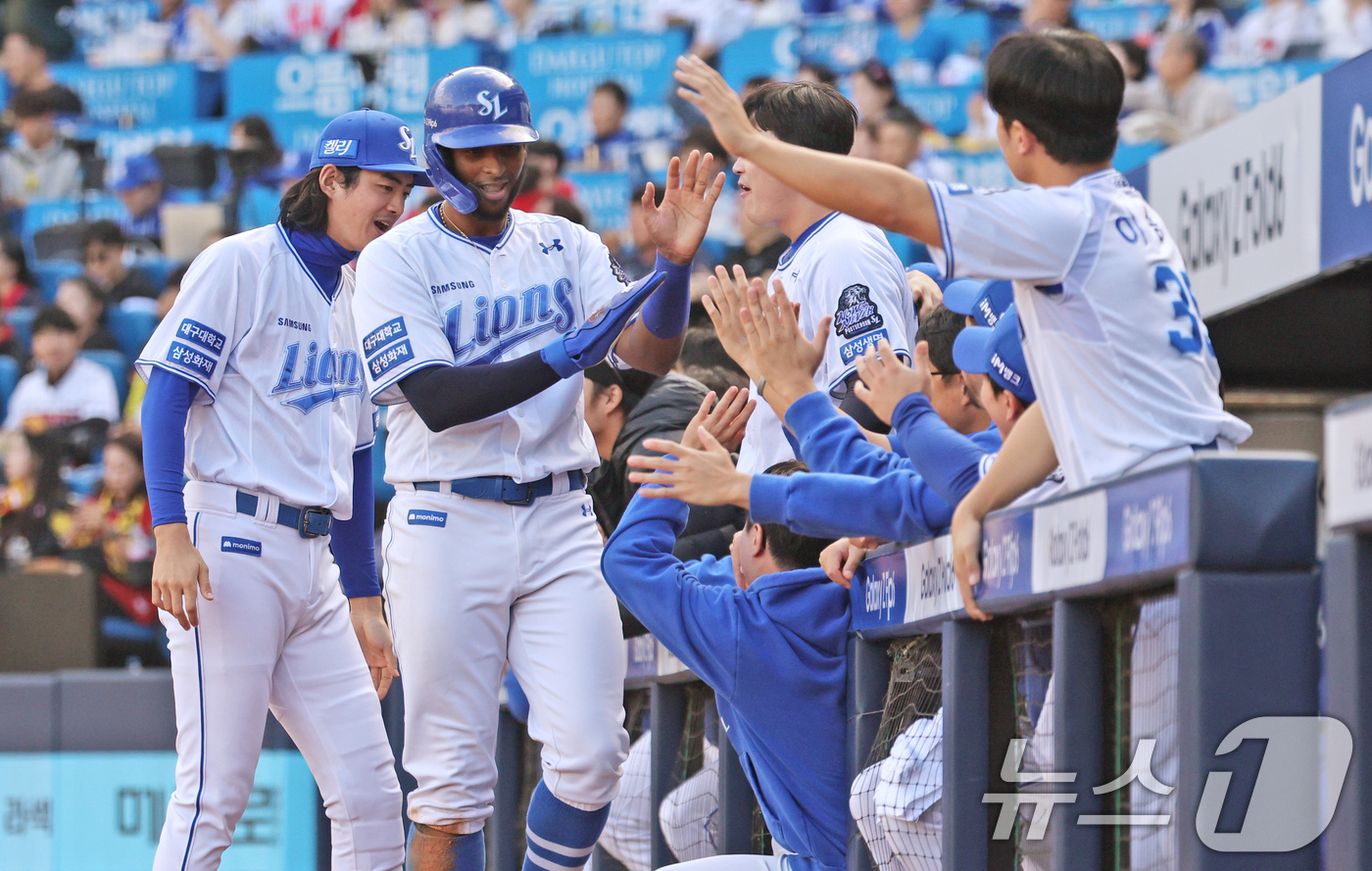 (대구=뉴스1) 장수영 기자 = 26일 오후 대구 삼성라이온즈파크에서 열린 프로야구 '2024 신한 SOL 뱅크 KBO 포스트시즌' 한국시리즈 4차전 KIA 타이거즈와 삼성 라이온 …