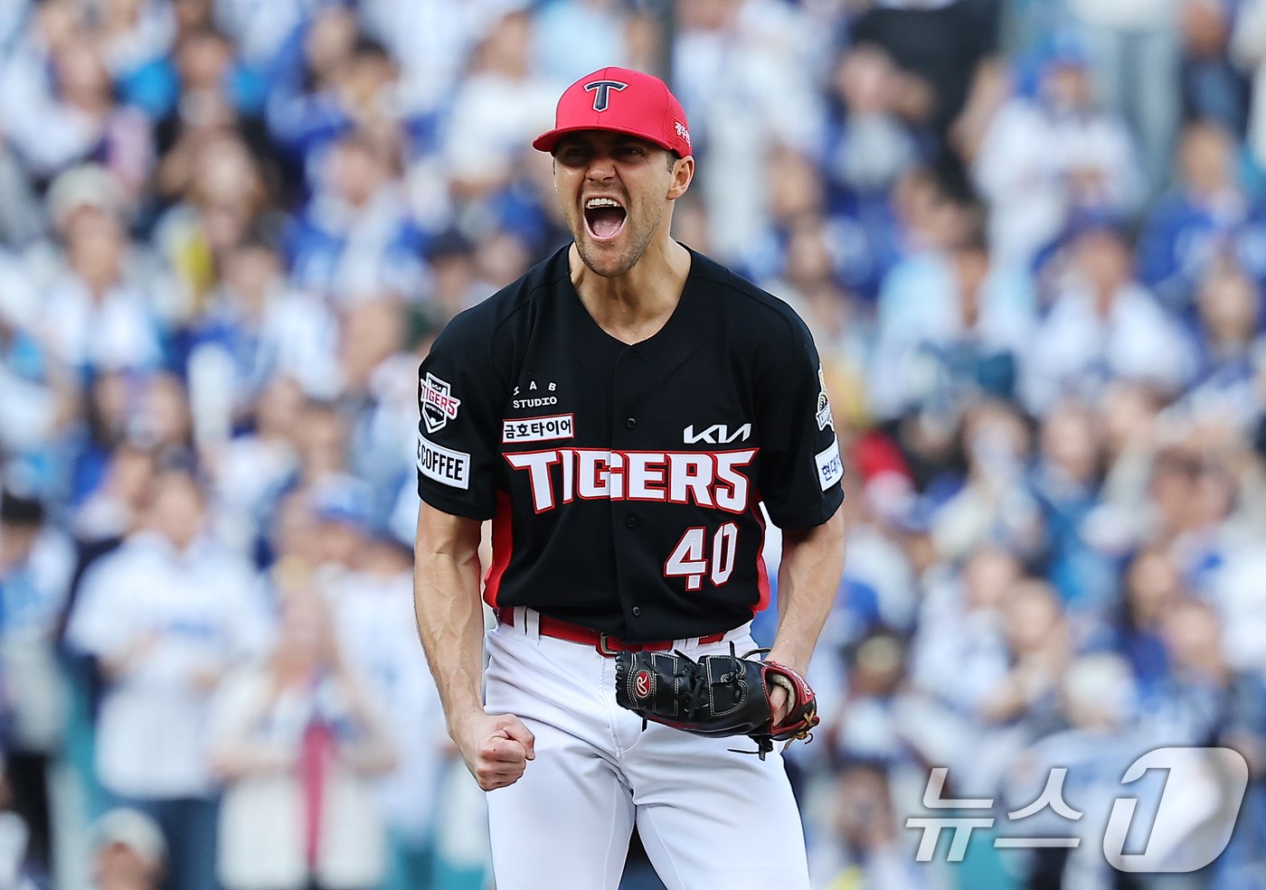 본문 이미지 - 26일 오후 대구 삼성라이온즈파크에서 열린 프로야구 '2024 신한 SOL 뱅크 KBO 포스트시즌' 한국시리즈 4차전 KIA 타이거즈와 삼성 라이온즈의 경기, KIA 선발 네일이 4회말 2사 1,3루 상황 삼성 이성규를 삼진으로 잡은 뒤 포효하고 있다. 2024.10.26/뉴스1 ⓒ News1 김진환 기자