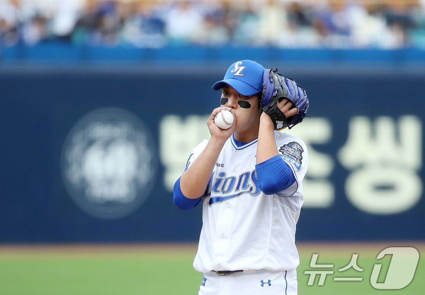 26일 오후 대구 삼성라이온즈파크에서 열린 프로야구 &#39;2024 신한 SOL 뱅크 KBO 포스트시즌&#39; 한국시리즈 4차전 KIA 타이거즈와 삼성 라이온즈의 경기, KIA 공격 3회초 만루 위기에 몰린 삼성 선발 원태인이 숨을 고르고 있다. 2024.10.26/뉴스1 ⓒ News1 공정식 기자