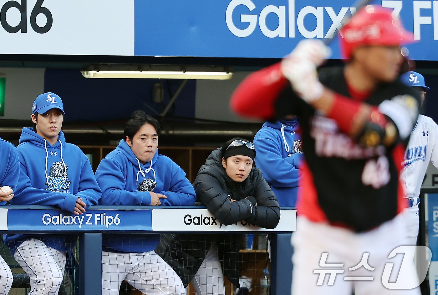 26일 오후 대구 삼성라이온즈파크에서 열린 프로야구 &#39;2024 신한 SOL 뱅크 KBO 포스트시즌&#39; 한국시리즈 4차전 KIA 타이거즈와 삼성 라이온즈의 경기, 3회 강판된 삼성 원태인이 5회초 1사 1루 상황 KIA 김태군의 타석을 지켜보고 있다. 2024.10.26/뉴스1 ⓒ News1 김진환 기자