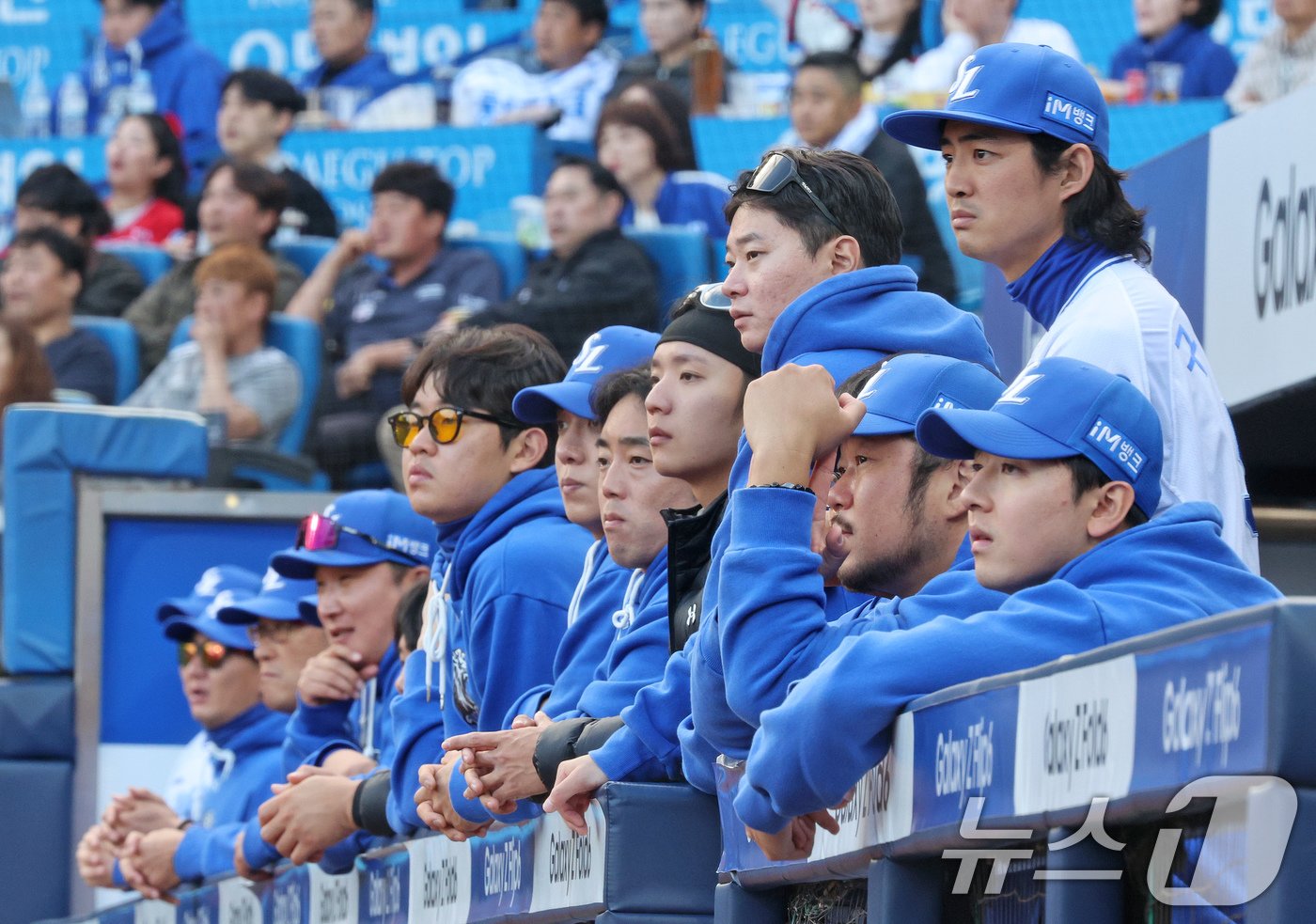 26일 오후 대구 삼성라이온즈파크에서 열린 프로야구 &#39;2024 신한 SOL 뱅크 KBO 포스트시즌&#39; 한국시리즈 4차전 KIA 타이거즈와 삼성 라이온즈의 경기 5회초 KIA 공격 2사 1, 3루 상황을 맞이한 삼성 선수들이 걱정스러운 모습으로 경기를 지켜보고 있다. 2024.10.26/뉴스1 ⓒ News1 장수영 기자