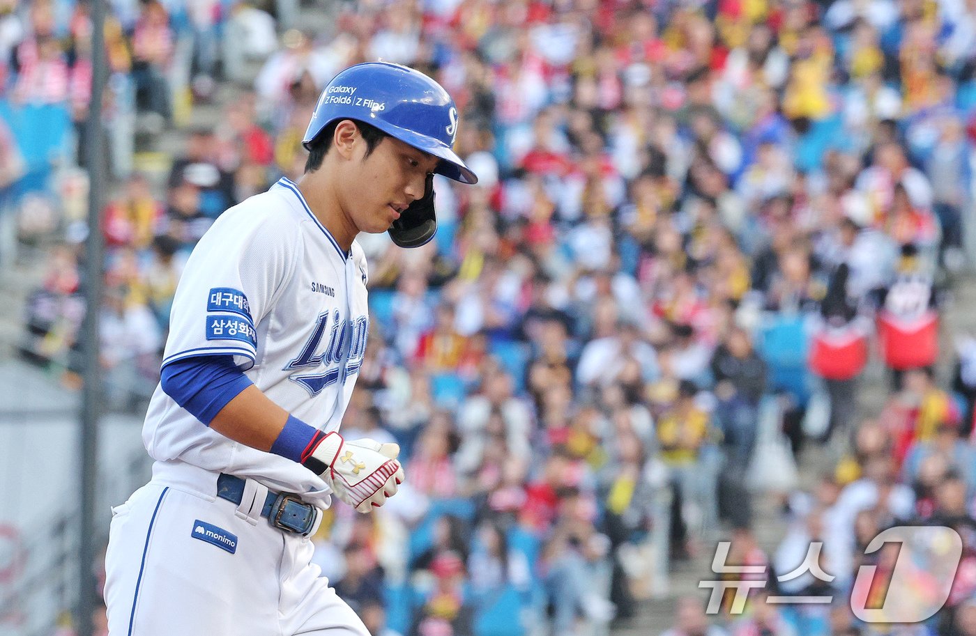 본문 이미지 - 26일 오후 대구 삼성라이온즈파크에서 열린 프로야구 '2024 신한 SOL 뱅크 KBO 포스트시즌' 한국시리즈 4차전 KIA 타이거즈와 삼성 라이온즈의 경기 5회말 삼성 공격 선두타자 이재현이 솔로 홈런을 친 뒤 홈으로 달리고 있다. 2024.10.26/뉴스1 ⓒ News1 장수영 기자