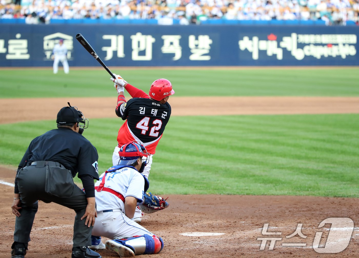 26일 오후 대구 삼성라이온즈파크에서 열린 프로야구 &#39;2024 신한 SOL 뱅크 KBO 포스트시즌&#39; 한국시리즈 4차전 KIA 타이거즈와 삼성 라이온즈의 경기, 5회초 KIA 공격 1사 1루 상황 9번타자 김태군이 우익수 방면 안타를 치고 있다. 2024.10.26/뉴스1 ⓒ News1 공정식 기자