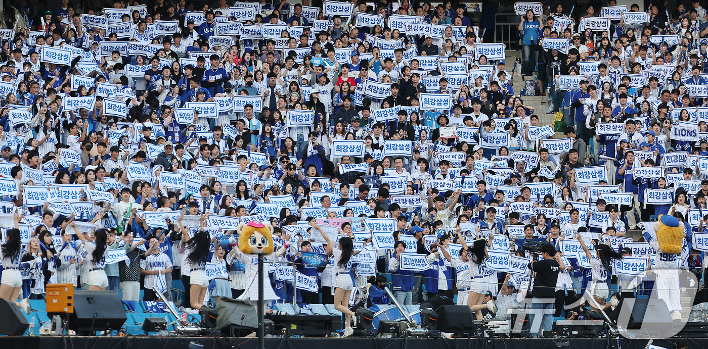 (대구=뉴스1) 김진환 기자 = 26일 오후 대구 삼성라이온즈파크에서 열린 프로야구 '2024 신한 SOL 뱅크 KBO 포스트시즌' 한국시리즈 4차전 KIA 타이거즈와 삼성 라이온 …