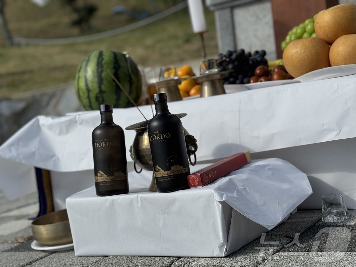 본문 이미지 - 지난 25일 '독도의 날'을 맞아 열린 '안용복 장군 추모제'의 공식 제향주로 케이알컴퍼니의 '40240 독도소주'가 선정됐다.2024.10.26/뉴스1 ⓒ News1 이강 기자