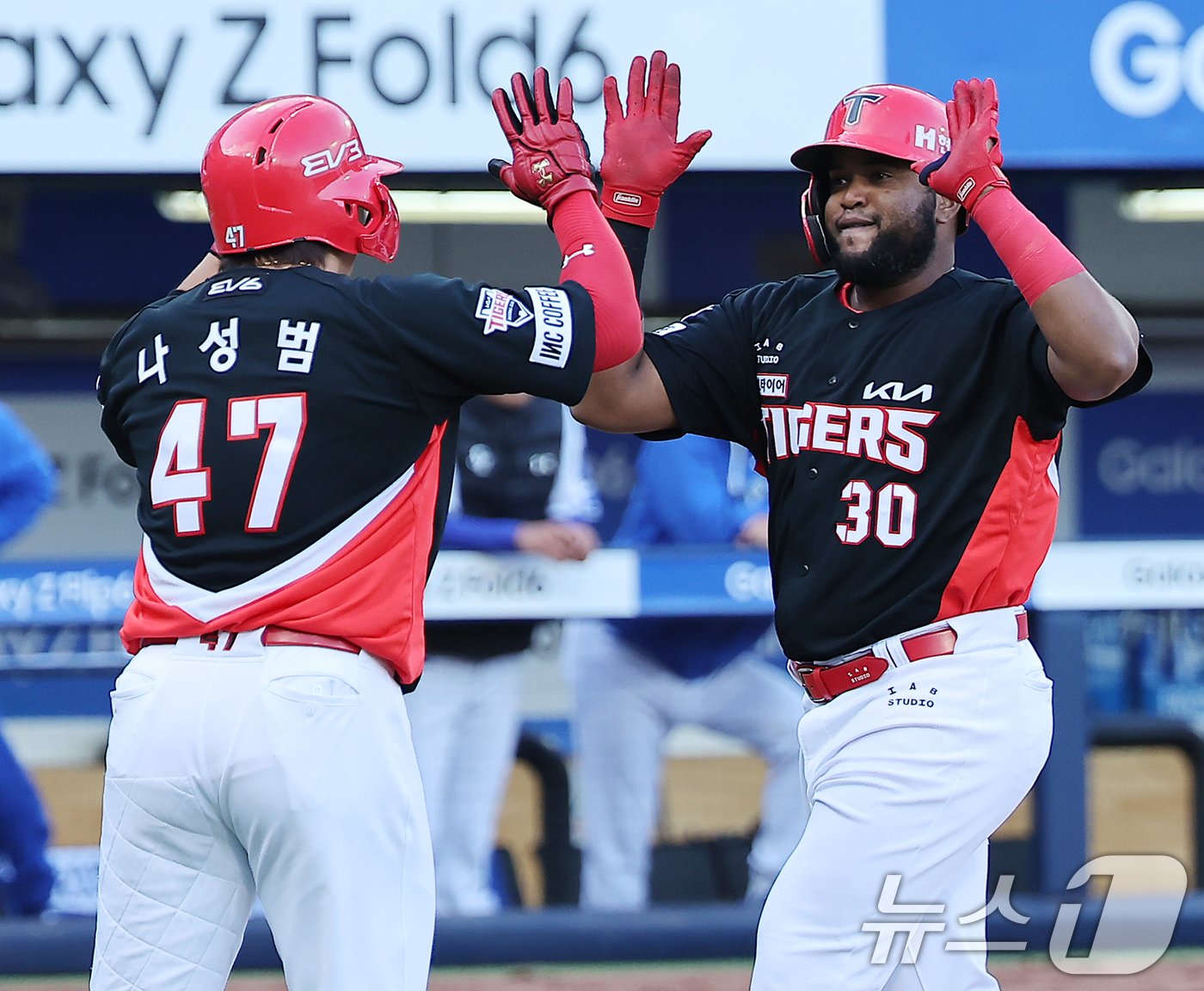 본문 이미지 - 26일 오후 대구 삼성라이온즈파크에서 열린 프로야구 '2024 신한 SOL 뱅크 KBO 포스트시즌' 한국시리즈 4차전 KIA 타이거즈와 삼성 라이온즈의 경기, KIA 소크라테스가 6회초 1사 1루 상황 투런홈런을 친 뒤 나성범과 기쁨을 나누고 있다. 2024.10.26/뉴스1 ⓒ News1 김진환 기자