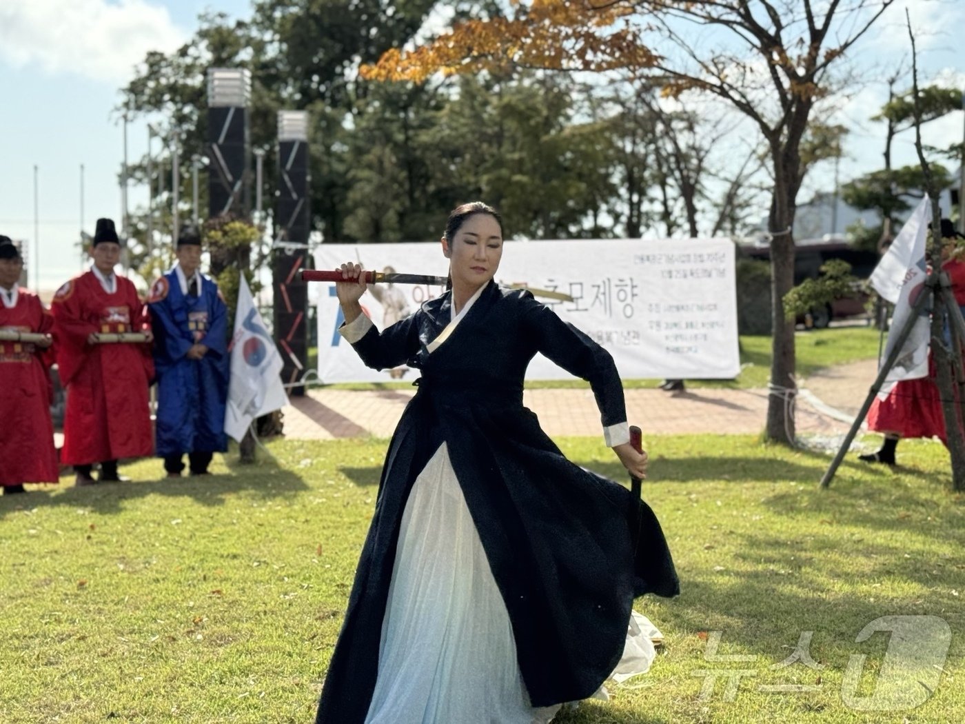 지난 25일 &#39;독도의 날&#39;을 맞아 열린 &#39;안용복 장군 추모제&#39;에서 전통무예 공연이 펼쳐졌다.2024.10.26/뉴스1 ⓒ News1 이강 기자