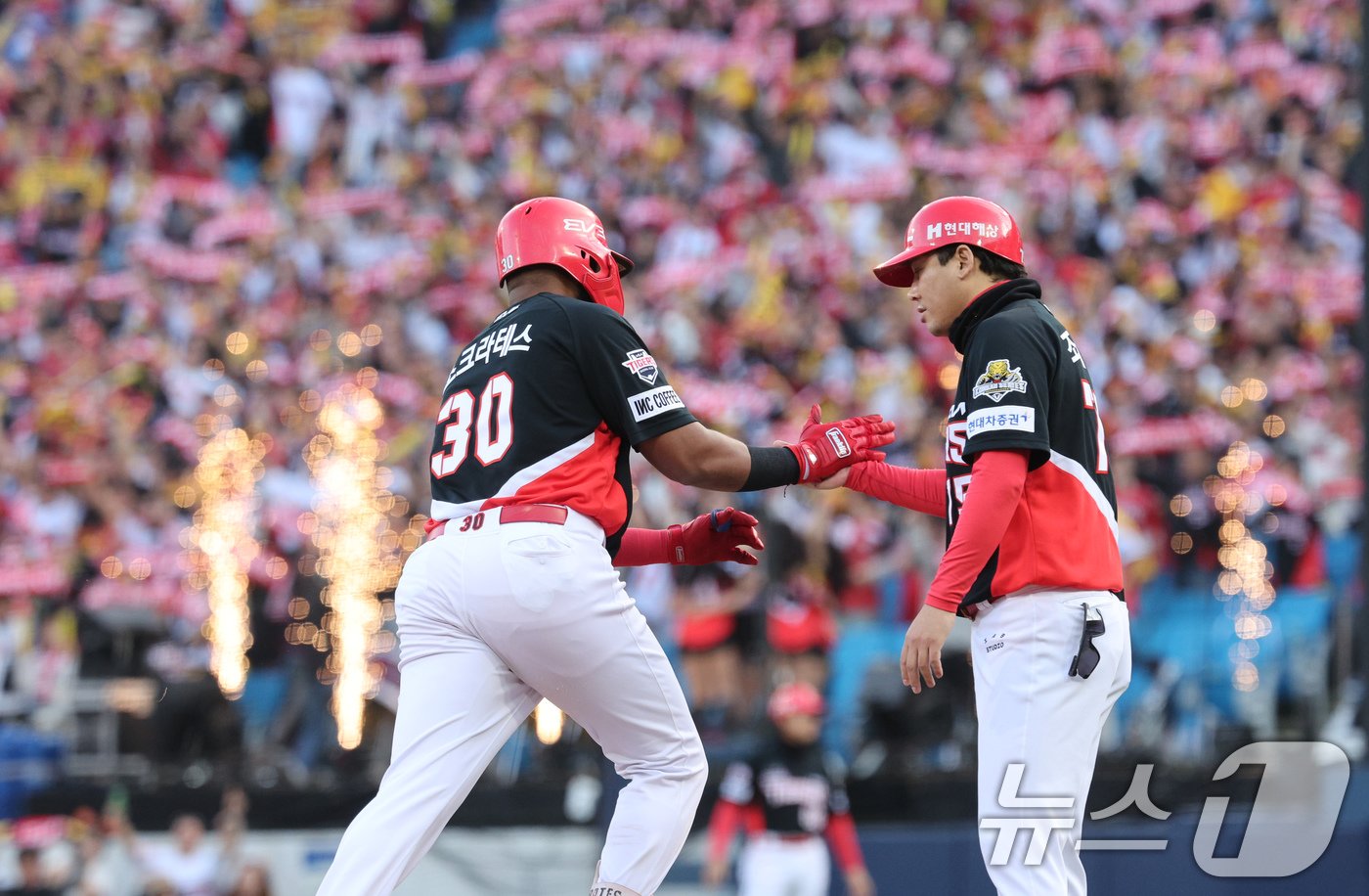 26일 오후 대구 삼성라이온즈파크에서 열린 프로야구 &#39;2024 신한 SOL 뱅크 KBO 포스트시즌&#39; 한국시리즈 4차전 KIA 타이거즈와 삼성 라이온즈의 경기 6회초 KIA 공격 1사 1루 상황에서 소크라테스가 투런을 친 뒤 조재영 코치와 하이파이브 하고 있다. 2024.10.26/뉴스1 ⓒ News1 장수영 기자