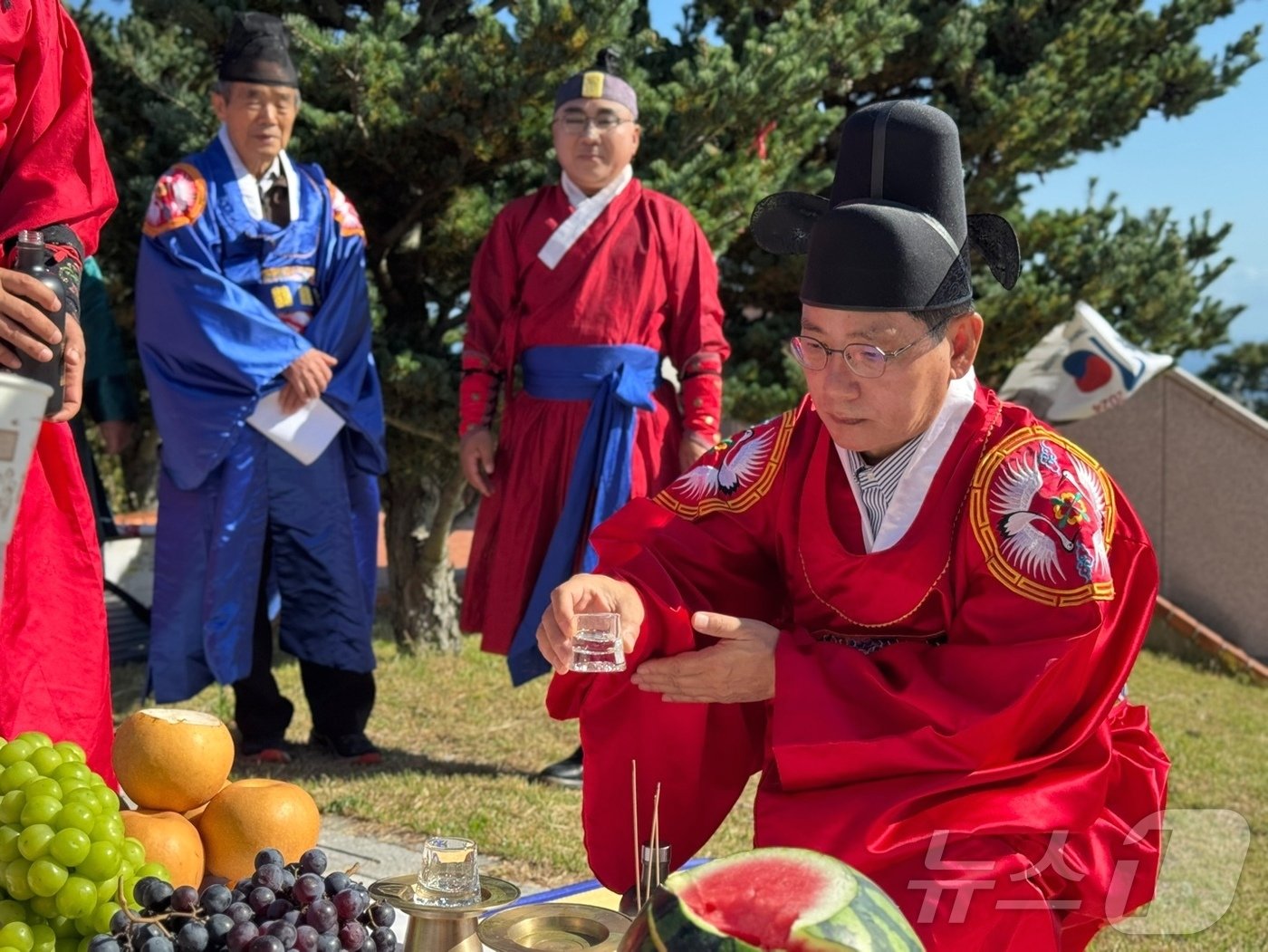 지난 25일 &#39;독도의 날&#39;을 맞아 열린 &#39;안용복 장군 추모제&#39;에서 임진욱 케이알컴퍼니 대표가 충혼비 앞에서 제향주로 독도소주를 올리고 있다.2024.10.25/뉴스1 ⓒ News1 이강 기자