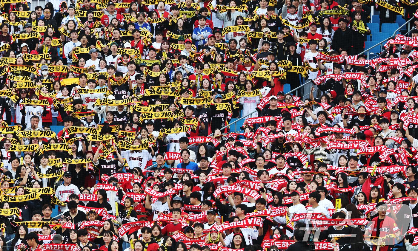 본문 이미지 - 26일 오후 대구 삼성라이온즈파크에서 열린 프로야구 '2024 신한 SOL 뱅크 KBO 포스트시즌' 한국시리즈 4차전 KIA 타이거즈와 삼성 라이온즈의 경기, KIA 응원단이 뜨거운 응원을 펼치고 있다. 2024.10.26/뉴스1 ⓒ News1 장수영 기자