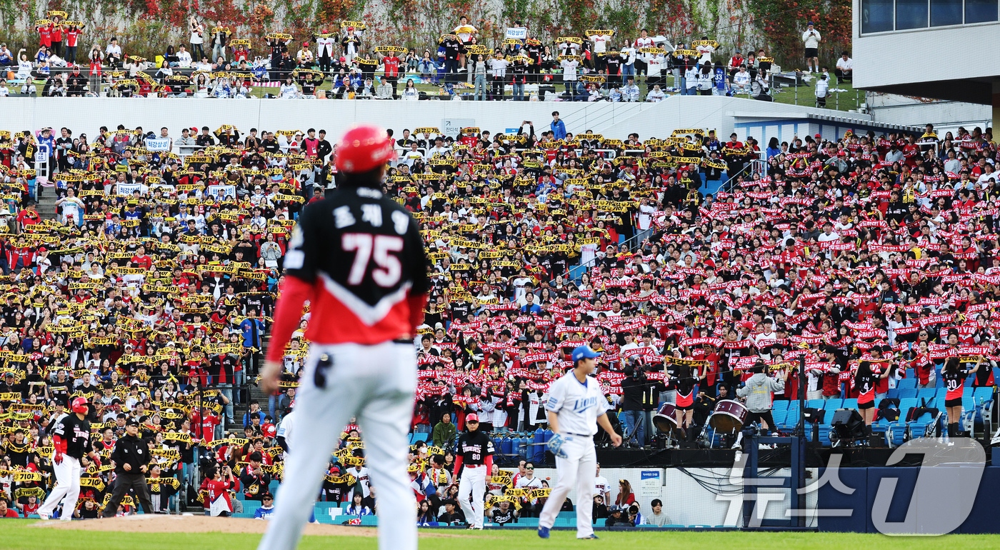 (대구=뉴스1) 장수영 기자 = 26일 오후 대구 삼성라이온즈파크에서 열린 프로야구 '2024 신한 SOL 뱅크 KBO 포스트시즌' 한국시리즈 4차전 KIA 타이거즈와 삼성 라이온 …