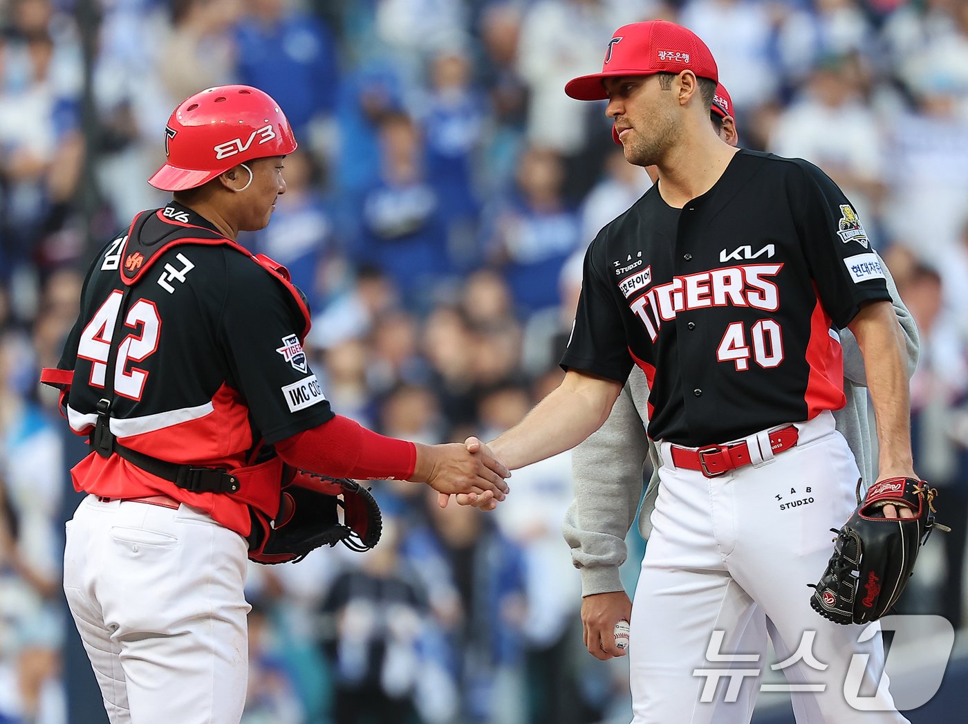 26일 오후 대구 삼성라이온즈파크에서 열린 프로야구 &#39;2024 신한 SOL 뱅크 KBO 포스트시즌&#39; 한국시리즈 4차전 KIA 타이거즈와 삼성 라이온즈의 경기, KIA 선발 네일이 6회말 2사 2루 상황에서 교체를 앞두고 포수 김태군과 악수를 나누고 있다. 2024.10.26/뉴스1 ⓒ News1 김진환 기자