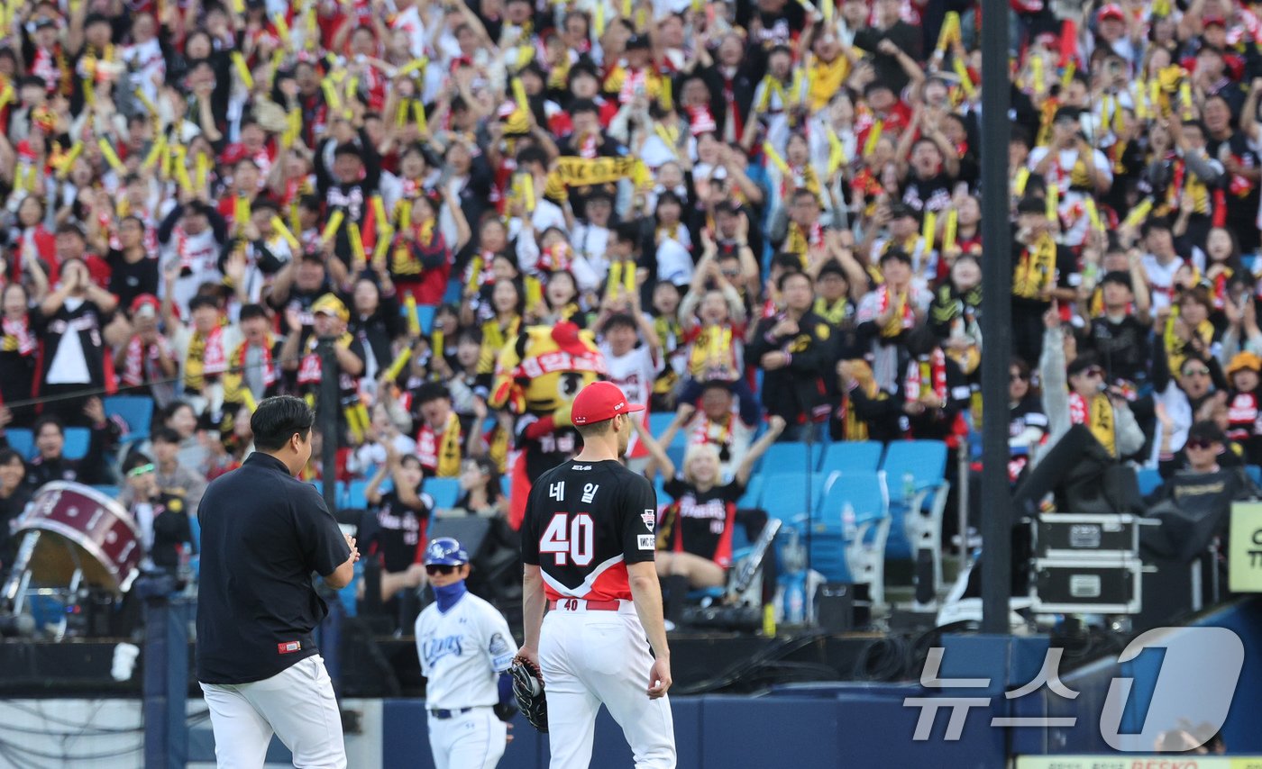 26일 오후 대구 삼성라이온즈파크에서 열린 프로야구 &#39;2024 신한 SOL 뱅크 KBO 포스트시즌&#39; 한국시리즈 4차전 KIA 타이거즈와 삼성 라이온즈의 경기, 6회말 삼성 공격 2사 2루 상황에서 KIA 선발 네일이 마운드에서 내려오고 있다. 2024.10.26/뉴스1 ⓒ News1 장수영 기자