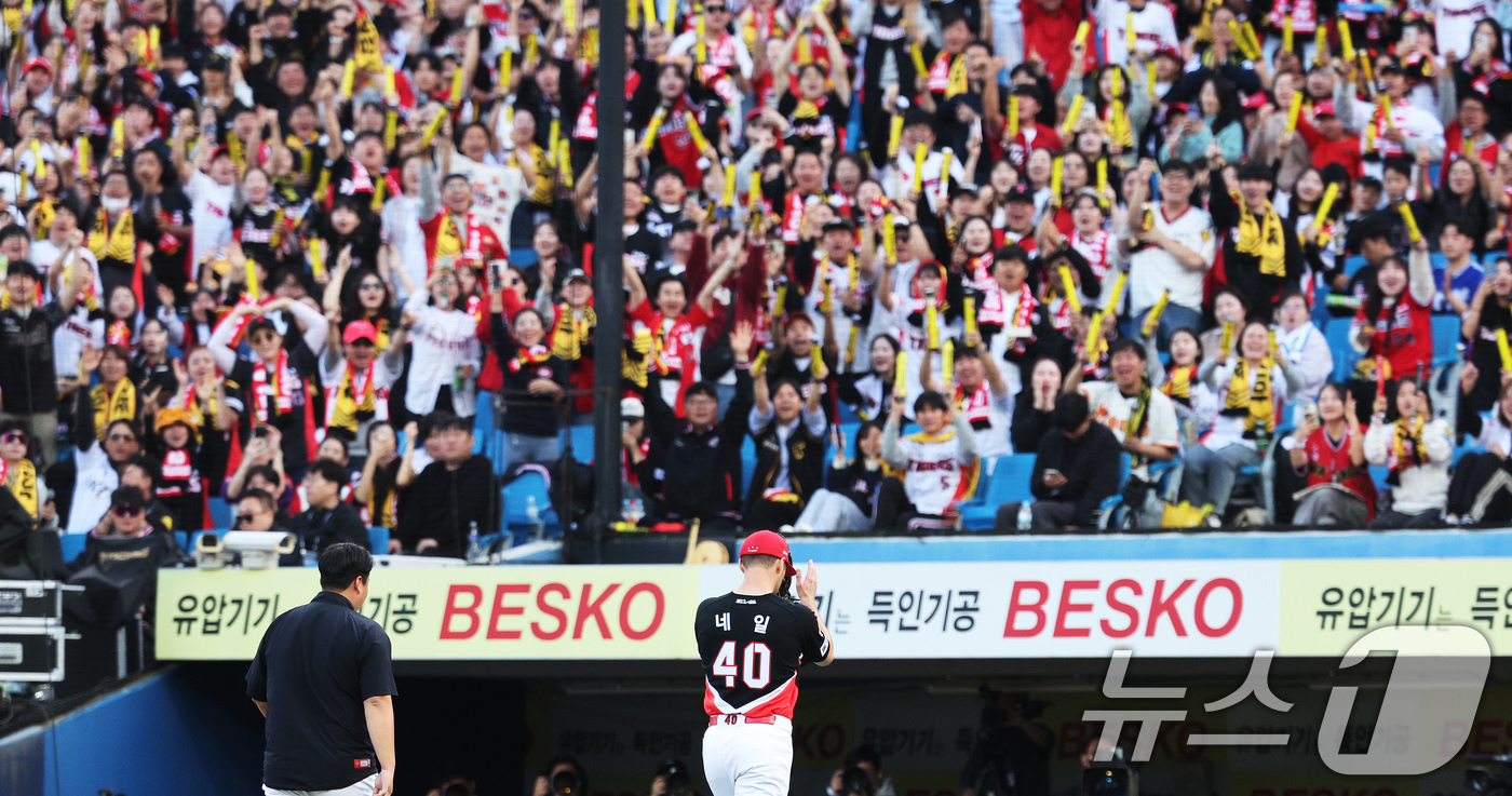 (대구=뉴스1) 장수영 기자 = 26일 오후 대구 삼성라이온즈파크에서 열린 프로야구 '2024 신한 SOL 뱅크 KBO 포스트시즌' 한국시리즈 4차전 KIA 타이거즈와 삼성 라이온 …