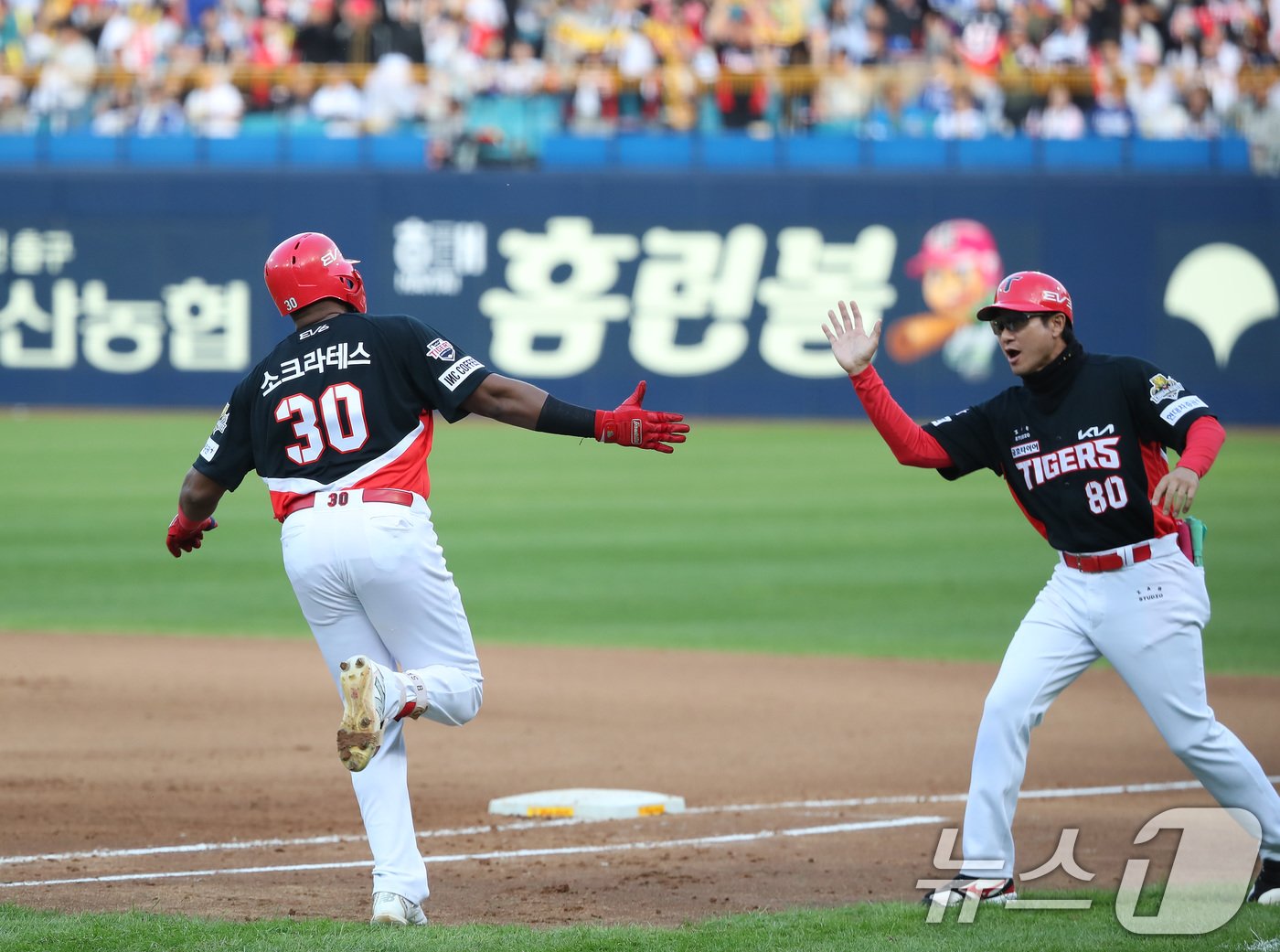 26일 오후 대구 삼성라이온즈파크에서 열린 프로야구 &#39;2024 신한 SOL 뱅크 KBO 포스트시즌&#39; 한국시리즈 4차전 KIA 타이거즈와 삼성 라이온즈의 경기, 6회초 KIA 공격 1사 1루 상황에서 5번타자 소크라테스가 2점 홈런을 친 뒤 베이스를 돌고 있다. 2024.10.26/뉴스1 ⓒ News1 공정식 기자