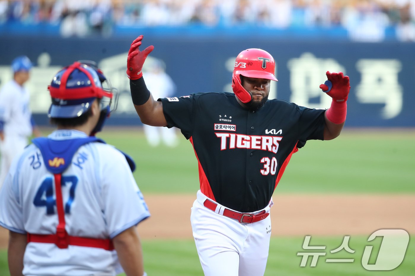 26일 오후 대구 삼성라이온즈파크에서 열린 프로야구 &#39;2024 신한 SOL 뱅크 KBO 포스트시즌&#39; 한국시리즈 4차전 KIA 타이거즈와 삼성 라이온즈의 경기, 6회초 KIA 공격 1사 1루 상황에서 5번타자 소크라테스가 2점 홈런을 친 뒤 동료들과 기쁨을 나누고 있다. 2024.10.26/뉴스1 ⓒ News1 공정식 기자