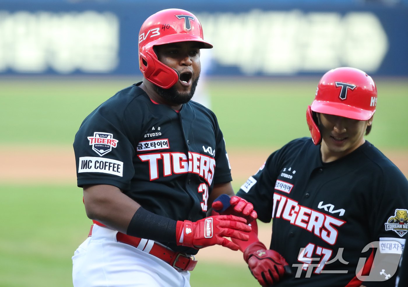 본문 이미지 - 26일 오후 대구 삼성라이온즈파크에서 열린 프로야구 '2024 신한 SOL 뱅크 KBO 포스트시즌' 한국시리즈 4차전 KIA 타이거즈와 삼성 라이온즈의 경기, 6회초 KIA 공격 1사 1루 상황에서 5번타자 소크라테스가 2점 홈런을 친 뒤 동료들과 기쁨을 나누고 있다. 2024.10.26/뉴스1 ⓒ News1 공정식 기자