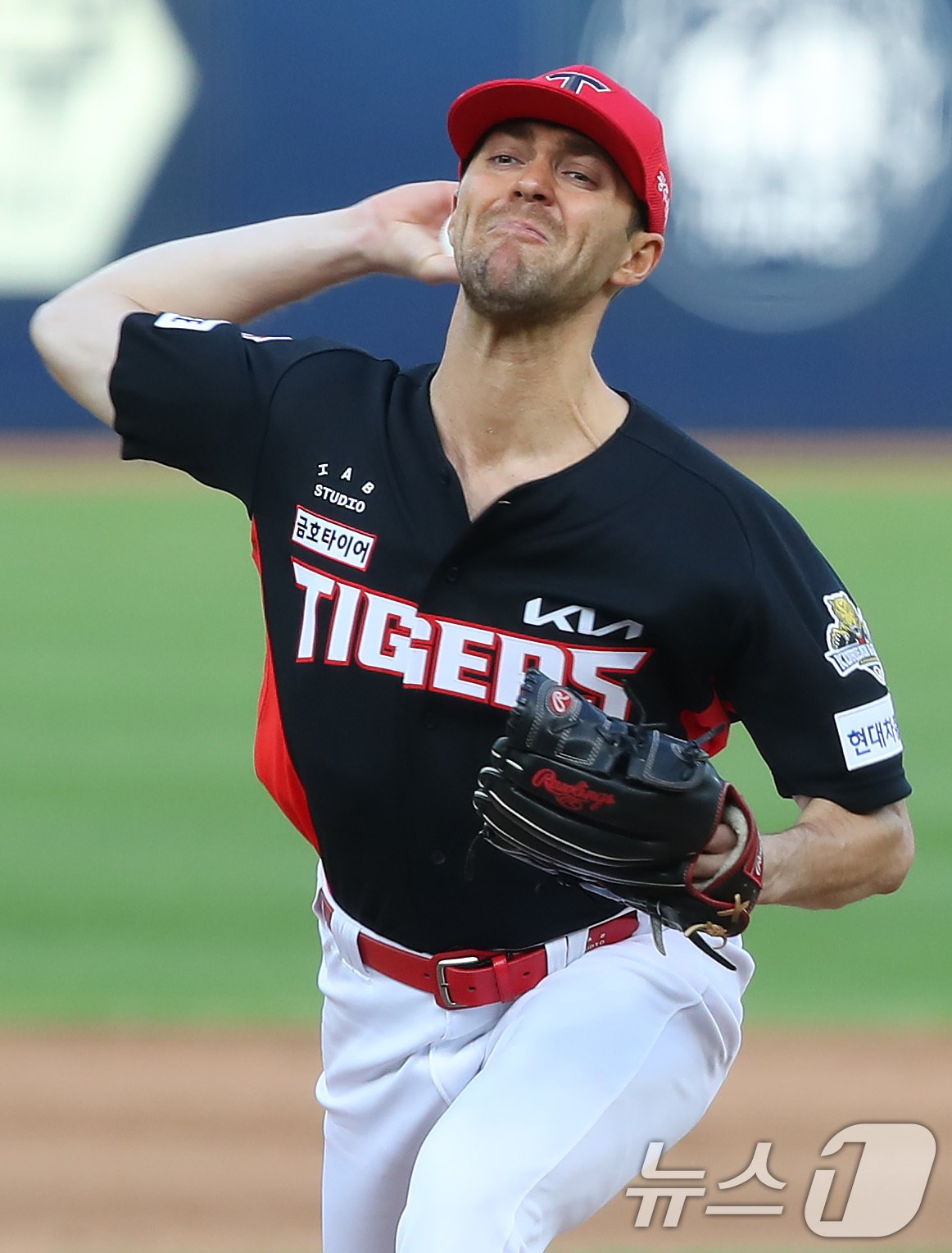 본문 이미지 - 26일 오후 대구 삼성라이온즈파크에서 열린 프로야구 '2024 신한 SOL 뱅크 KBO 포스트시즌' 한국시리즈 4차전 KIA 타이거즈와 삼성 라이온즈의 경기, KIA 선발투수 네일이 6회말 역투하고 있다. 2024.10.26/뉴스1 ⓒ News1 공정식 기자