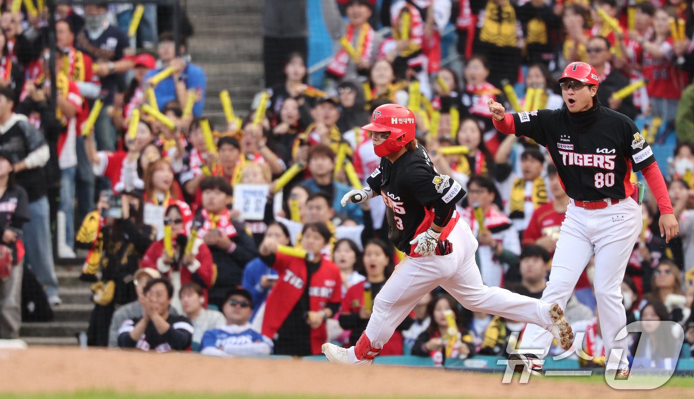 26일 오후 대구 삼성라이온즈파크에서 열린 프로야구 &#39;2024 신한 SOL 뱅크 KBO 포스트시즌&#39; 한국시리즈 4차전 KIA 타이거즈와 삼성 라이온즈의 경기, 7회초 KIA 공격 2사 1루 상황에서 김선빈이 2루타를 치며 진루하고 있다. 2024.10.26/뉴스1 ⓒ News1 장수영 기자