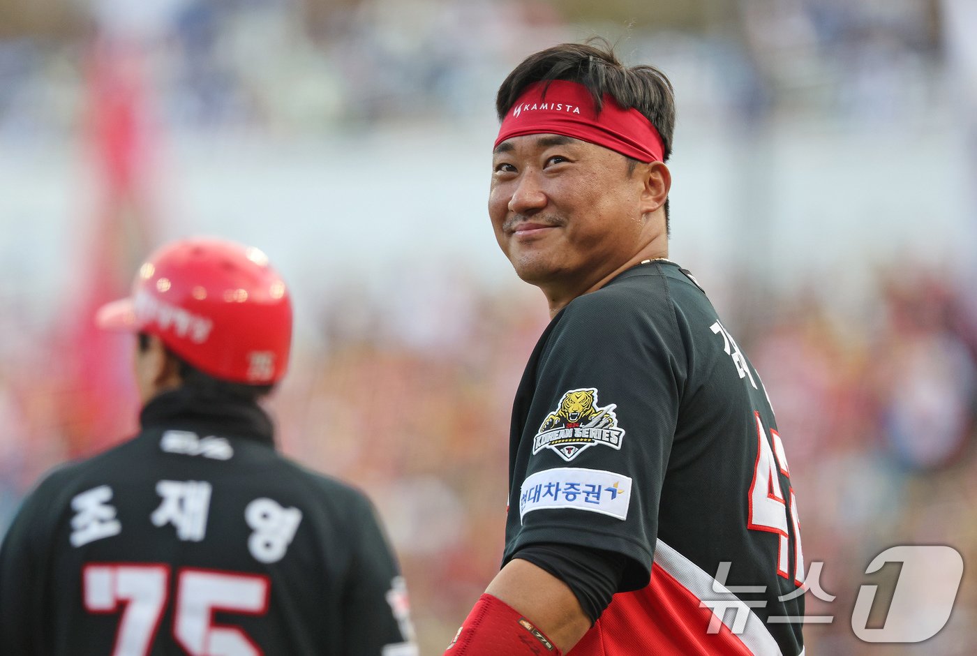 본문 이미지 - 26일 오후 대구 삼성라이온즈파크에서 열린 프로야구 '2024 신한 SOL 뱅크 KBO 포스트시즌' 한국시리즈 4차전 KIA 타이거즈와 삼성 라이온즈의 경기, 7회초 KIA 공격 2사 2, 3루 상황에서 3루주자 김태군이 투수 교체 시간을 틈타 팬들에게 인사를 하고 있다. 2024.10.26/뉴스1 ⓒ News1 장수영 기자