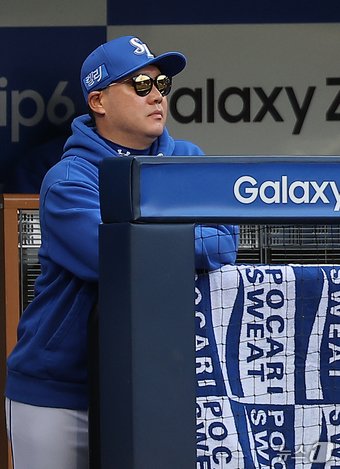 본문 이미지 - 26일 오후 대구 삼성라이온즈파크에서 열린 프로야구 '2024 신한 SOL 뱅크 KBO 포스트시즌' 한국시리즈 4차전 KIA 타이거즈와 삼성 라이온즈의 경기, 삼성 박진만 감독이 굳은 표정으로 8회초 KIA 공격을 지켜보고 있다. 2024.10.26/뉴스1 ⓒ News1 김진환 기자