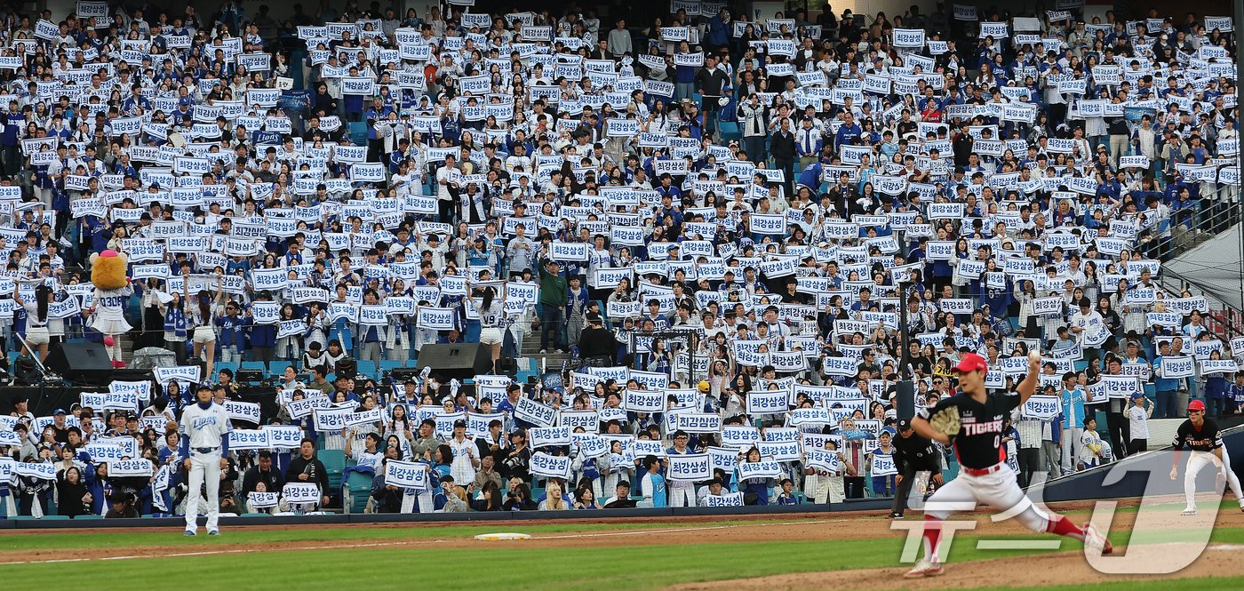 26일 오후 대구 삼성라이온즈파크에서 열린 프로야구 &#39;2024 신한 SOL 뱅크 KBO 포스트시즌&#39; 한국시리즈 4차전 KIA 타이거즈와 삼성 라이온즈의 경기, 3루 삼성 응원단이 뜨거운 응원을 펼치고 있다. 한편, 한국야구위원회&#40;KBO&#41;는 이날 대구 삼성라이온즈파크에서 열린 KIA 타이거즈와 삼성 라이온즈의 KS 4차전 입장권 2만3천550석이 모두 팔렸다고 밝혔다. 올해 열린 포스트시즌&#40;PS&#41; 15경기는 모두 만원사례를 이뤘다. 2024년 PS 누적 관중은 33만4천250명으로 늘었다. 2024.10.26/뉴스1 ⓒ News1 김진환 기자