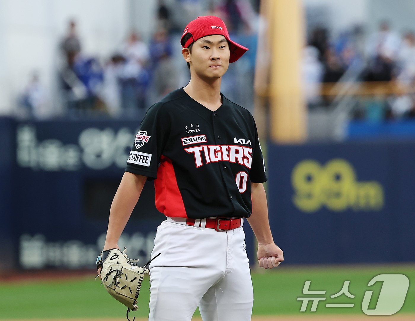 본문 이미지 - 26일 오후 대구 삼성라이온즈파크에서 열린 프로야구 '2024 신한 SOL 뱅크 KBO 포스트시즌' 한국시리즈 4차전 KIA 타이거즈와 삼성 라이온즈의 경기, KIA 곽도규가 8회말 실점 없이 이닝을 마친 뒤 익살스러운 포즈를 취하고 있다. 2024.10.26/뉴스1 ⓒ News1 김진환 기자