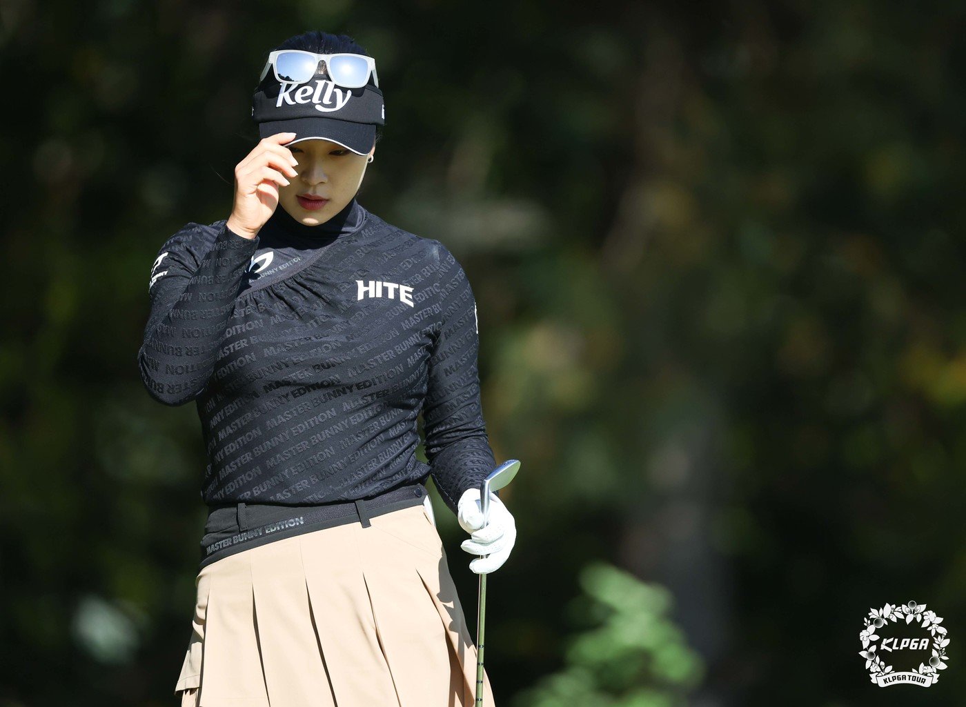 본문 이미지 - 윤이나가 26일 경기도 용인시 88CC에서 열린 &#39;덕신EPC 서울경제 레이디스 클래식&#39; 3라운드 2번 홀에서 파세이브 후 홀아웃하고 있다. &#40;KLPGT 제공&#41; 2024.10.26/뉴스1